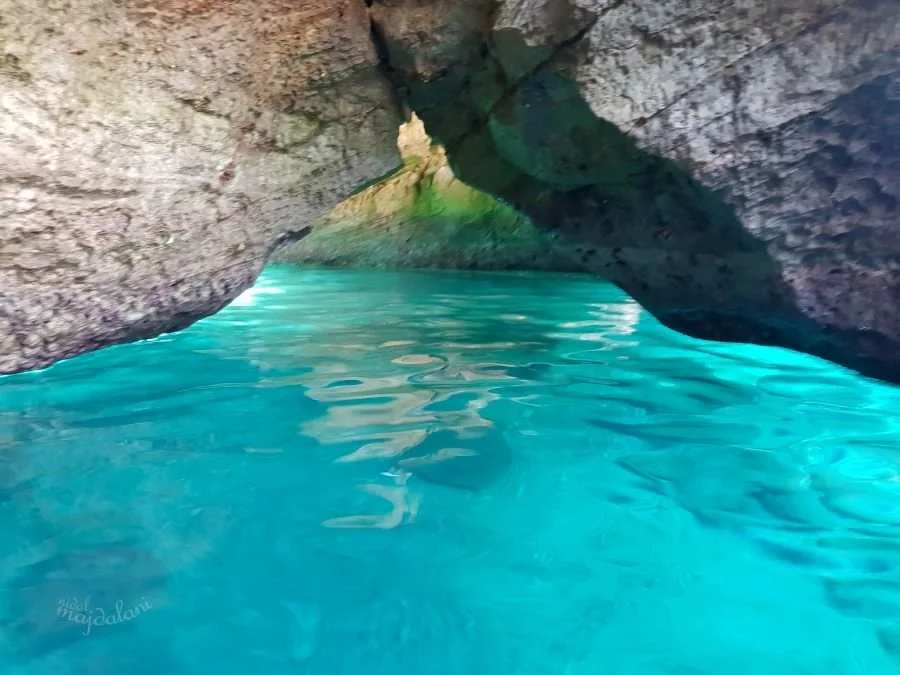 المغاور البحرية في كفرعبيدا صخور منحوتة بالزمرد والأزرق