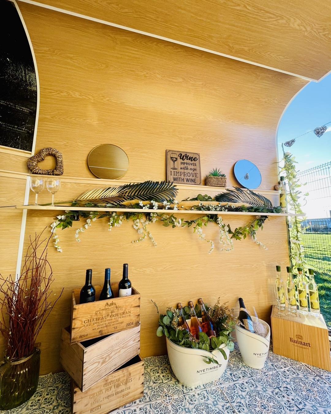 🥂5 reasons to hire our mobile, renovated, vintage horsebox bar:

1. Flexible - we create bespoke drinks packages tailored to suit your needs

2. Support Local - award-winning independent business with a personal touch &amp; we collaborate with other