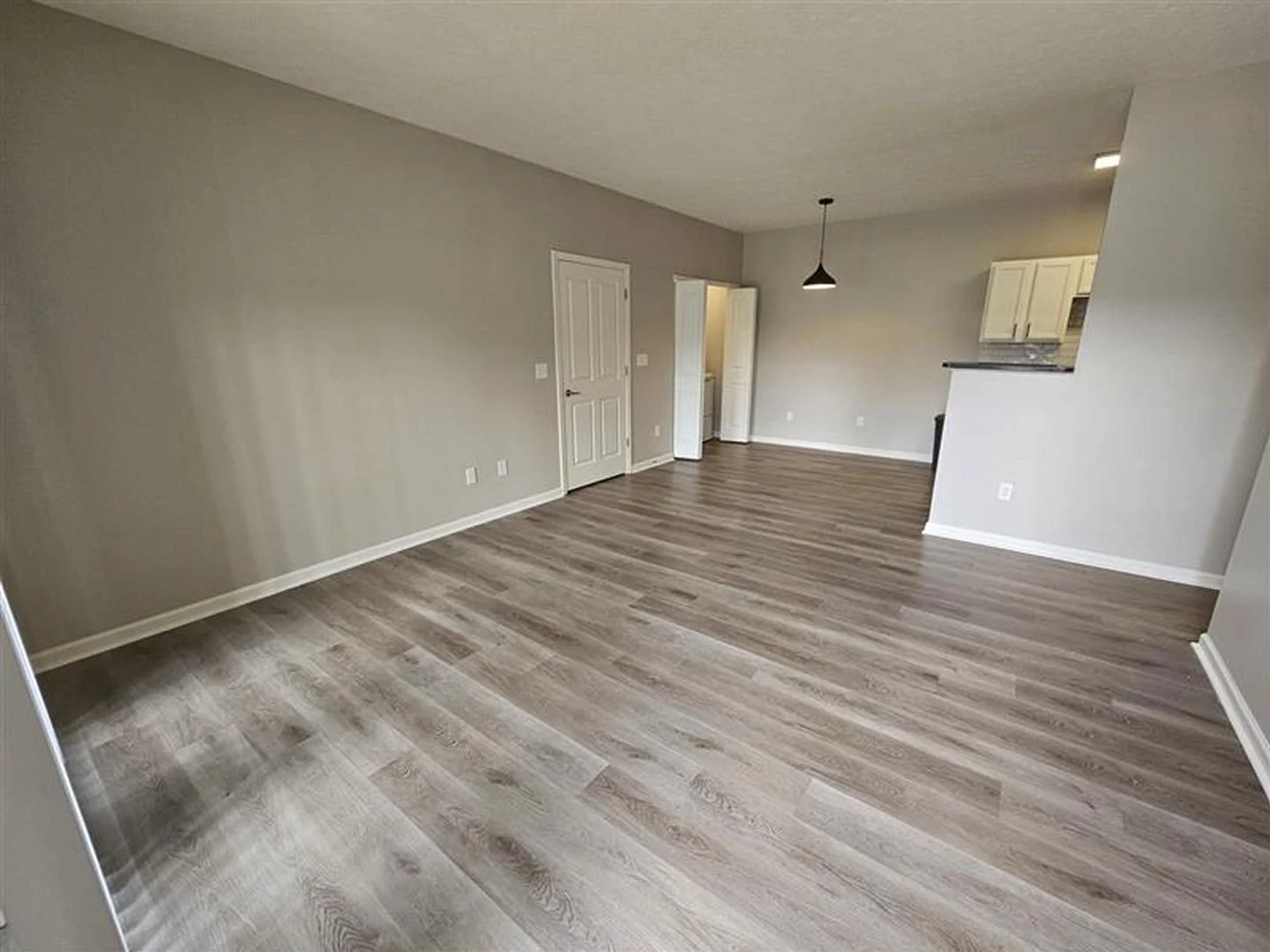 6013SL is shining bright! 🌞 This spacious Cincinnati floorplan (2x1), facing the pond, is flooded with natural light &mdash; the perfect setting to inspire creativity and productivity all day long. 

#NaturalLight #PondView #BrightSpaces #LeasingNow