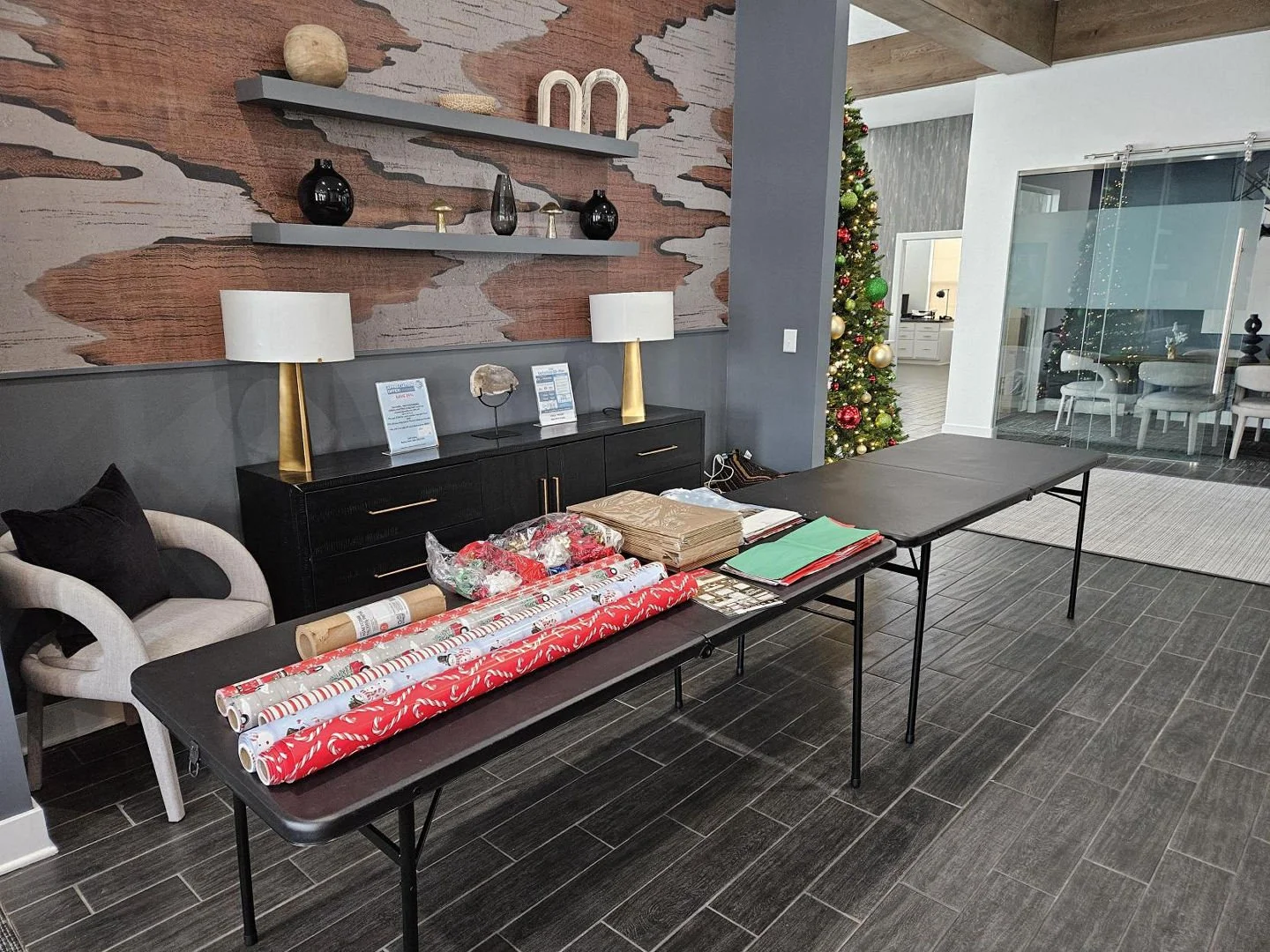 Our Gift Wrap Station is officially OPEN! 🎁 Got a package delivered and worried someone at home might spot it? Bring it here and wrap in secret! We have everything you need right here!

#ResidentEvent #EmersonPark #GiftGiving #CommunityEvents #Holid