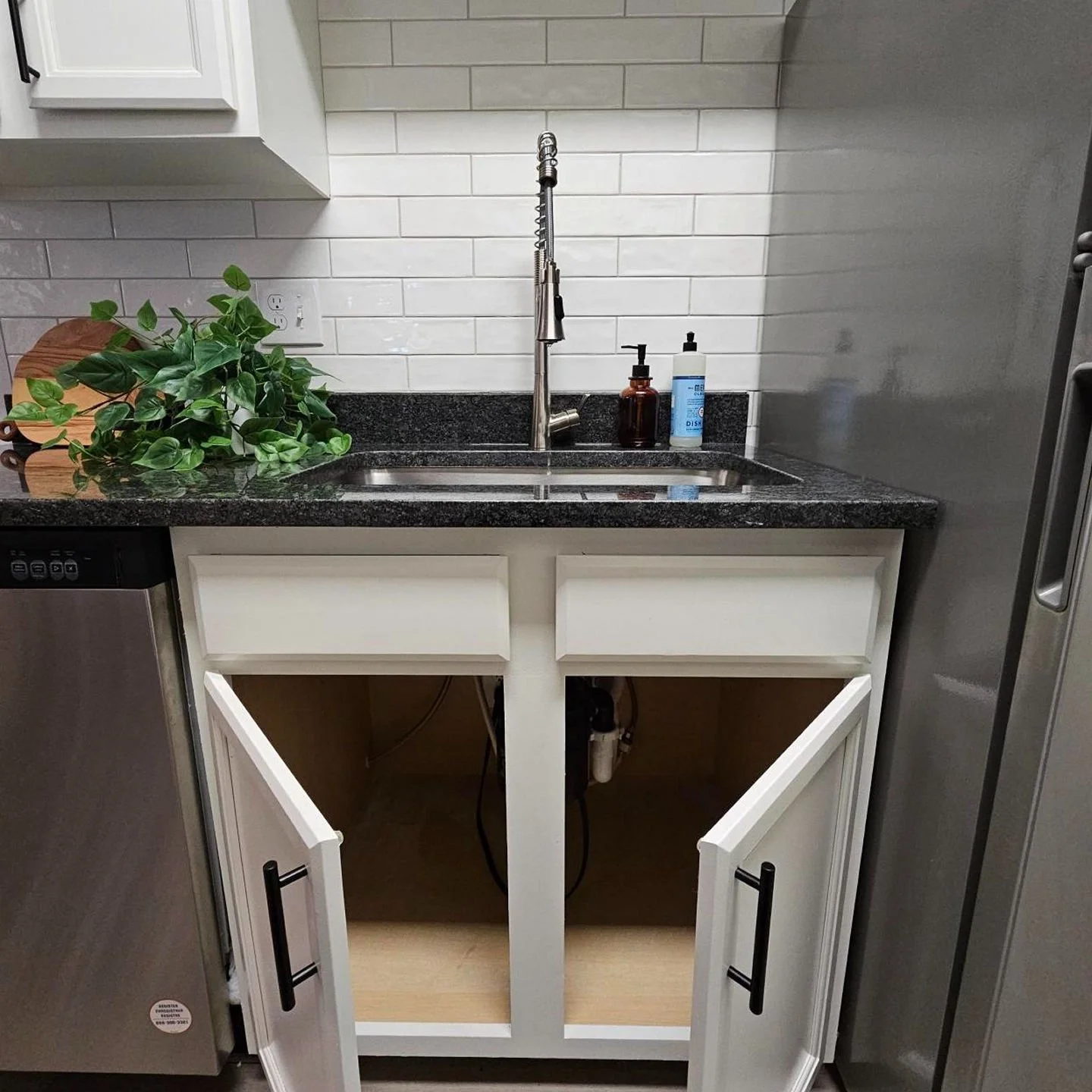 🔧 Maintenance Tip Monday 🔧
We know some of you may be traveling this season, but with Ohio&rsquo;s wintry mix and freezing temps, be sure to remember these key tips before you go:
❄️ Keep your heat ON when you're away&mdash;never turn it off.
🌡️ S