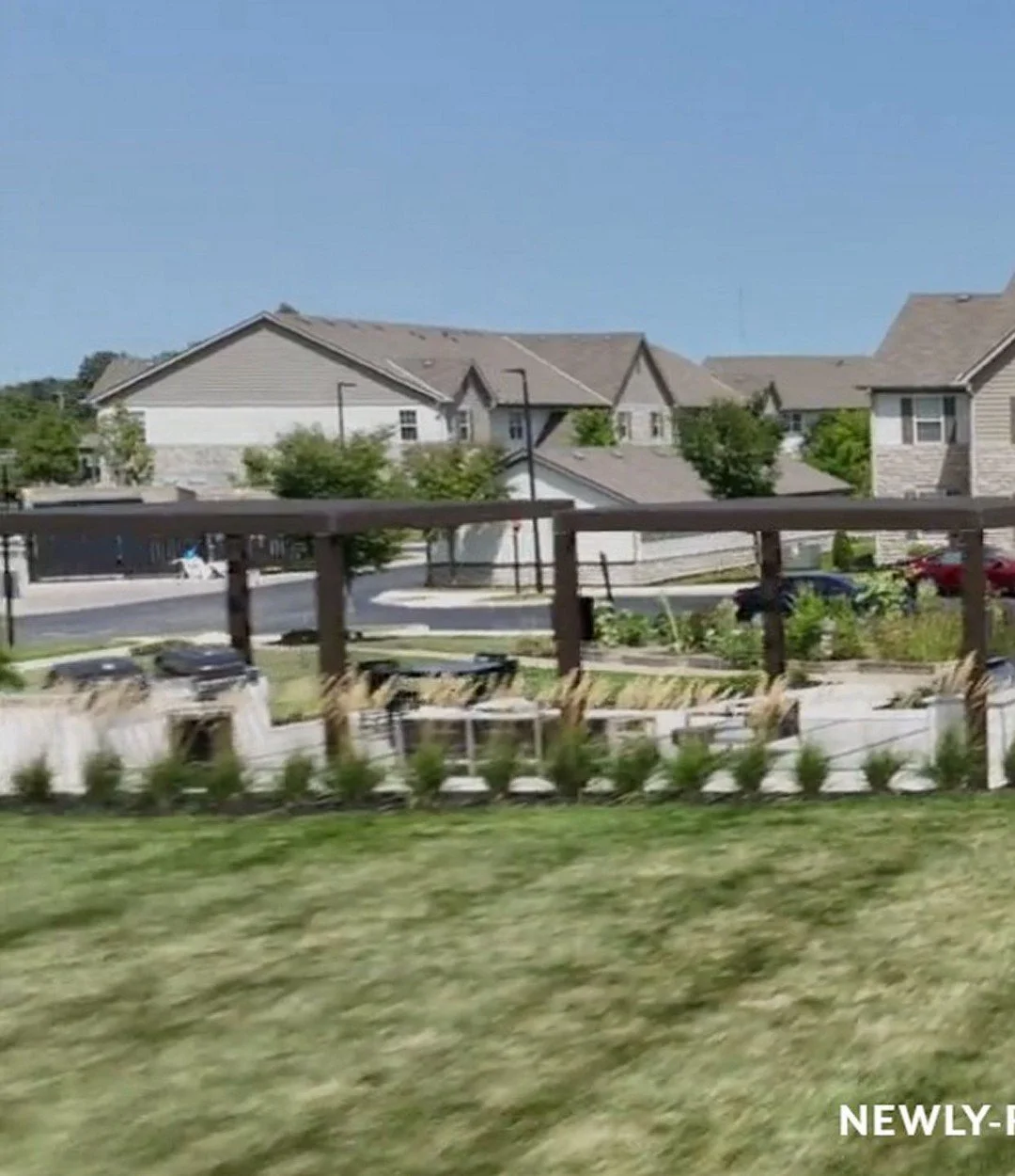 It&rsquo;s all right here on our Central Lawn 🌿
Swipe ➡️to see the full panoramic view of our Sundeck ☀️ Grilling stations 🍔 Community garden beds 🌱 Playground 🛝 + two large dog parks 🐾 &mdash; everything you need, right outside your door. 💚

#