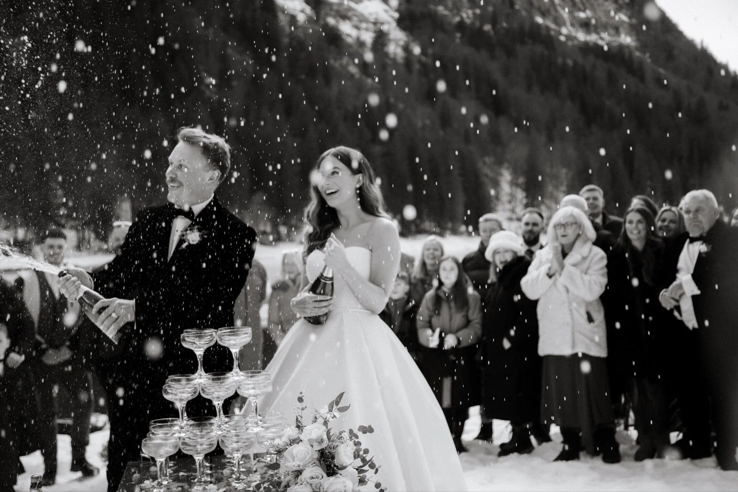 Still one of my favourite champagne spray photos of all time. 
Two people, a lake, a bottle of champagne and absolutely zero hesitation. 
If you know, you know. 🥂

📸 @vtlphoto_ 

#LacMontriond #ChampagneSpray #DestinationWeddingFrance #MountainWedd