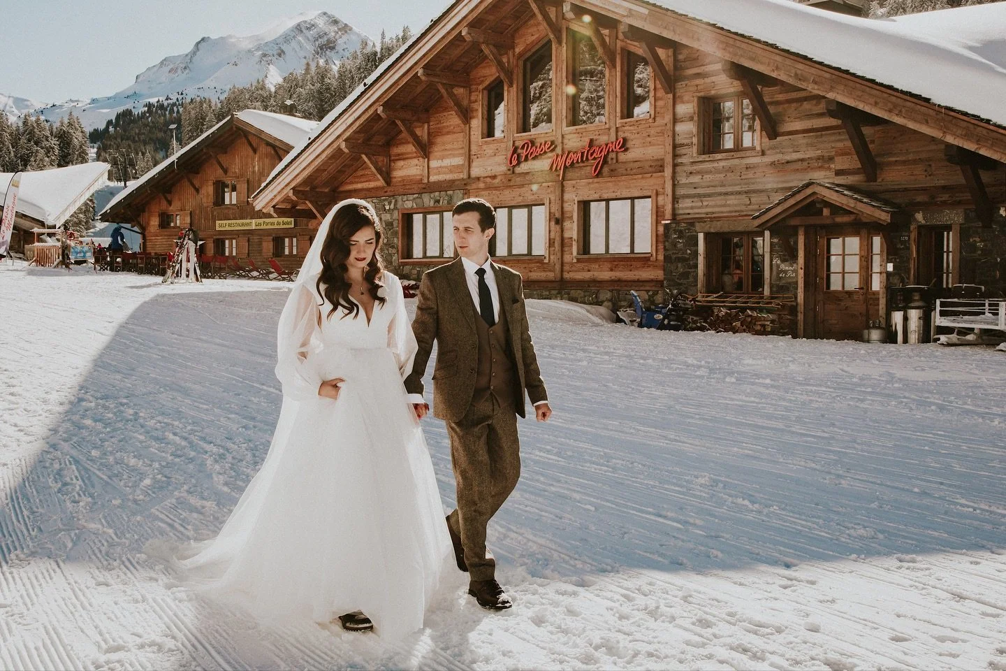 Does anyone recognise this spot in winter? 👀 Les Lindarets , the &ldquo;goat village&rdquo; in summer, becomes the most insane snowy backdrop once the season changes. 
A hidden gem for winter couples. A short telecabin ride and walkers access means 