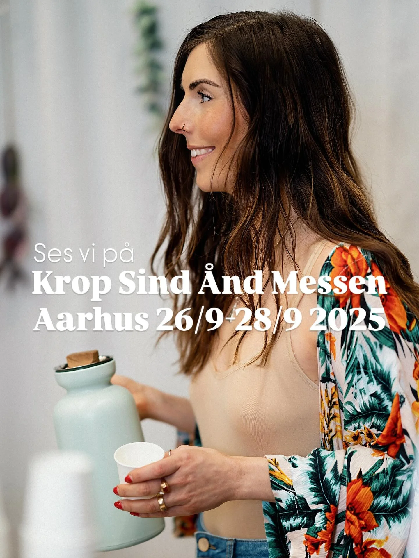 I n&aelig;ste uge st&aring;r vi klar p&aring; @krop.sind.aand.messerne i Aarhus med smagspr&oslash;ver p&aring;: 

♡ Ceremoniel Cacao 
♡ Golden Milk 
♡ Pumpkin Spice Cacao 
♡ Blue Lotus Calming Tea 

- Alt sammen fra @kakaw.dk ✨

Skal du med? 
Jeg ha