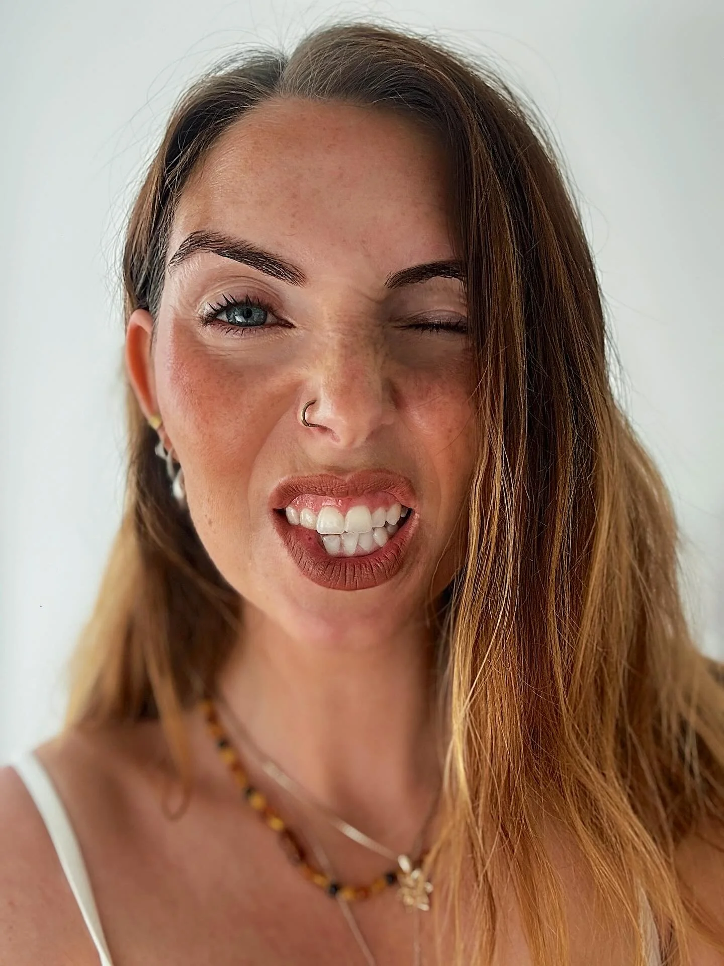 Hvis nogen er sindssyge, er alle sindssyge.

Tager hun den lige til gr&aelig;nsen? 
M&aring;ske. Men jeg har nu alligevel p&aring; sinde at tale gennemsigtighed ind i et psykotisk sp&aelig;ndingsfelt. 

Er der noget ingen vil v&aelig;re, er det psyko