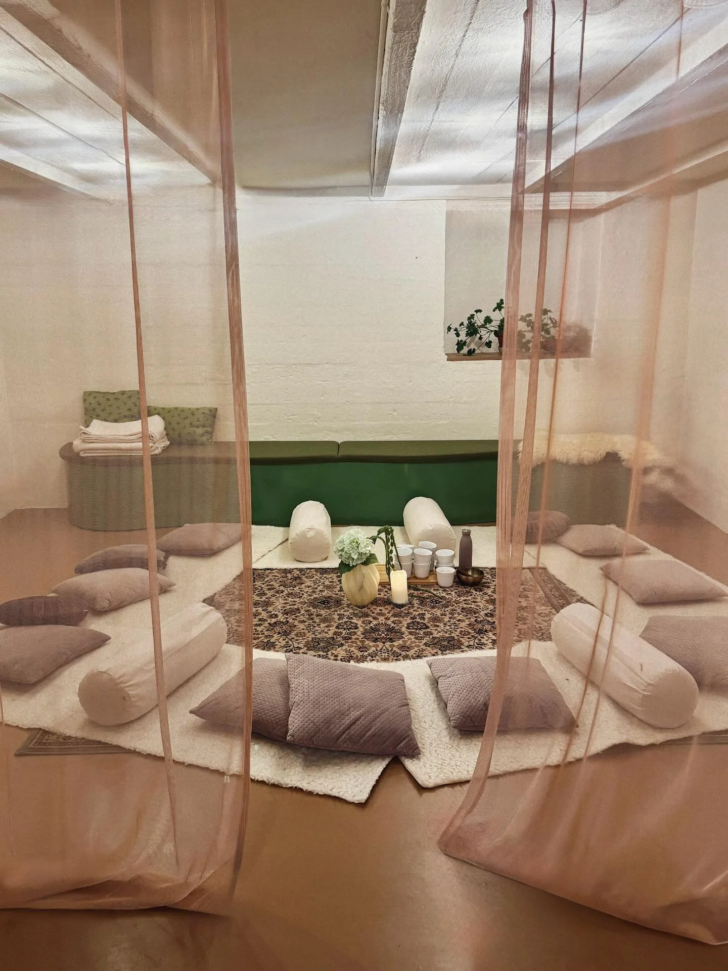 Her bliver ord overfl&oslash;dige og m&oslash;der &aelig;gte. &hearts;️

I g&aring;r delte jeg en hel dag sammen med 11 hjerter, og jeg oplever at mine ord er f&aring;. Alt imens mit eget hjerte f&oslash;les bl&oslash;dt som sm&oslash;r og min krop s