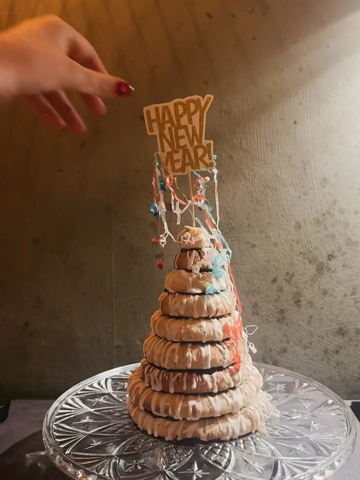 2025 har v&aelig;ret et &aring;r jeg sent glemmer. ❤️&zwj;🩹

B&oslash;lger af liv p&aring; alle m&aring;der, en dyne af sorg, et anker af mennesker der bliver st&aring;ende lige her ved min side. Og et hjerte der p&aring; skift har sl&aring;et spr&a