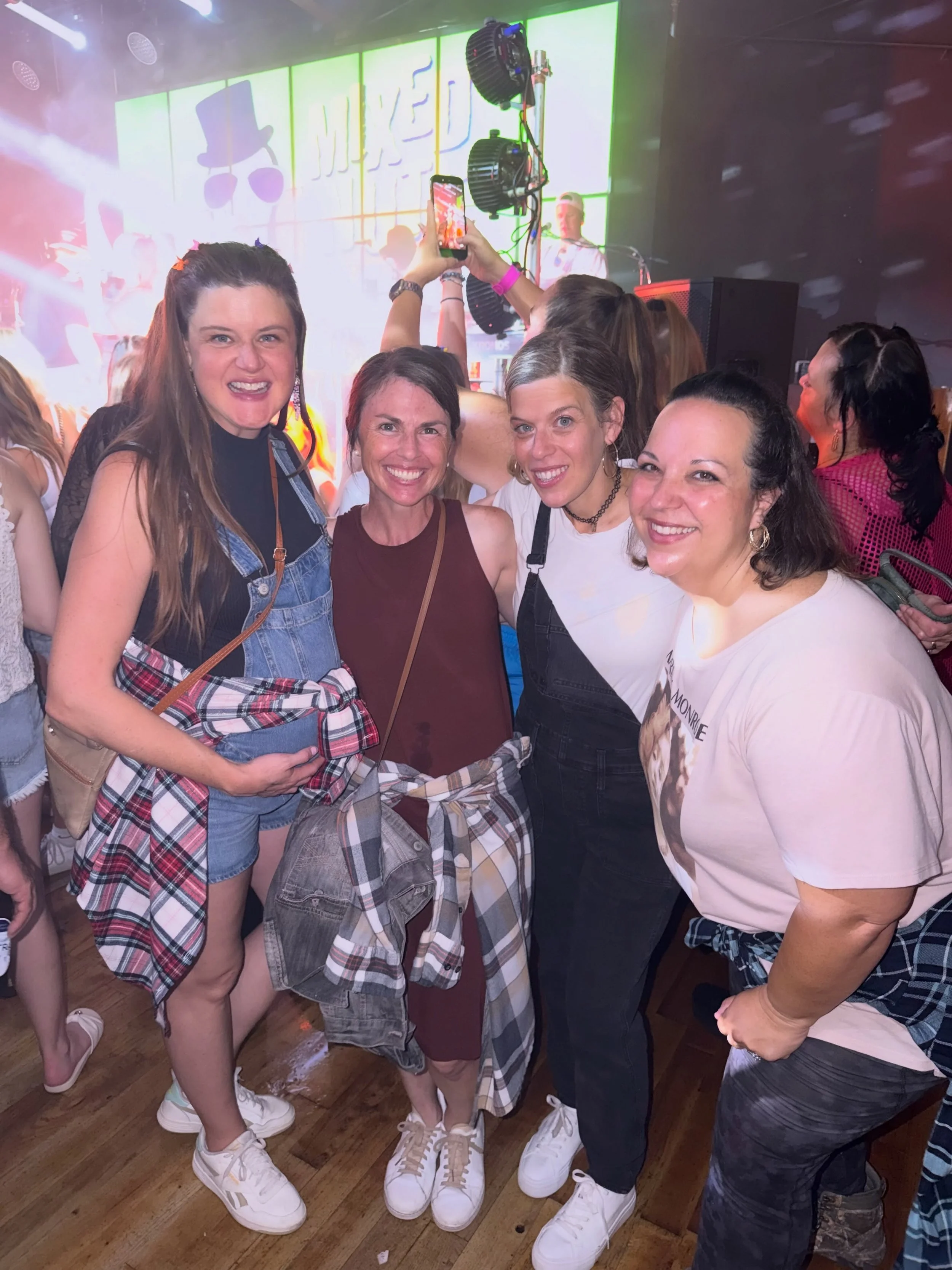 Baby Prepping at 33/34 weeks pregnant is multi-faceted 🤰💁🏼&zwj;♀️

90s Throwback Concert cheering on one of my besties @jessie.dupre 
✅butterfly clips
✅denim
✅flannel 

Ran into my beautiful cousins 🥹💕

Not pictured:
Personal halftime to sit and