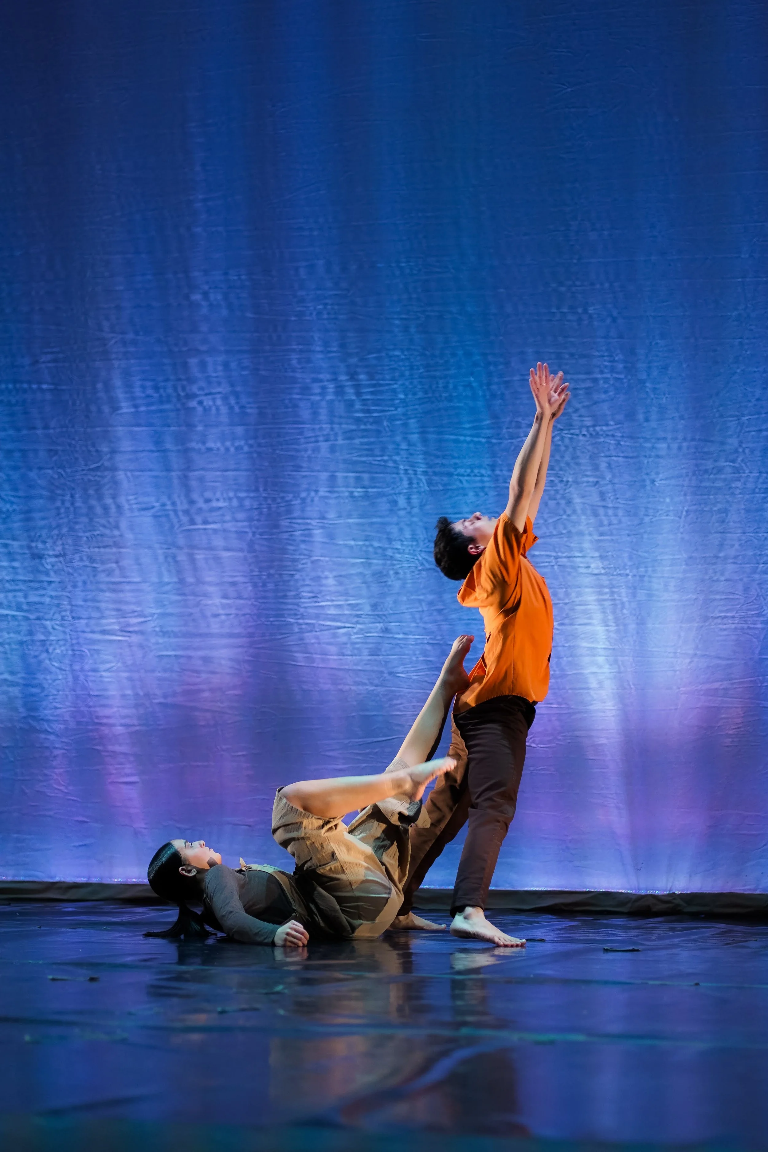 On Shattered Glass We Walk 01 Dancers 
Photo Credit Eli Borgs