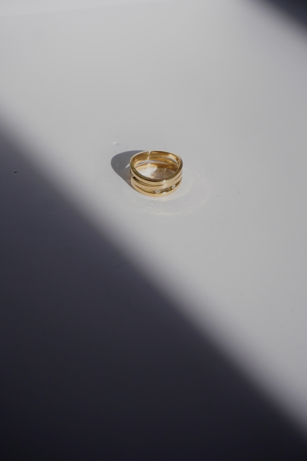 gouden ring in foto met harde schaduw