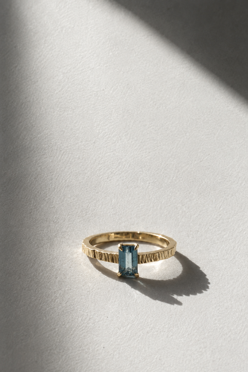 Studio-IRIS-tremor-vitre-14kt-gold-aquamarine.png