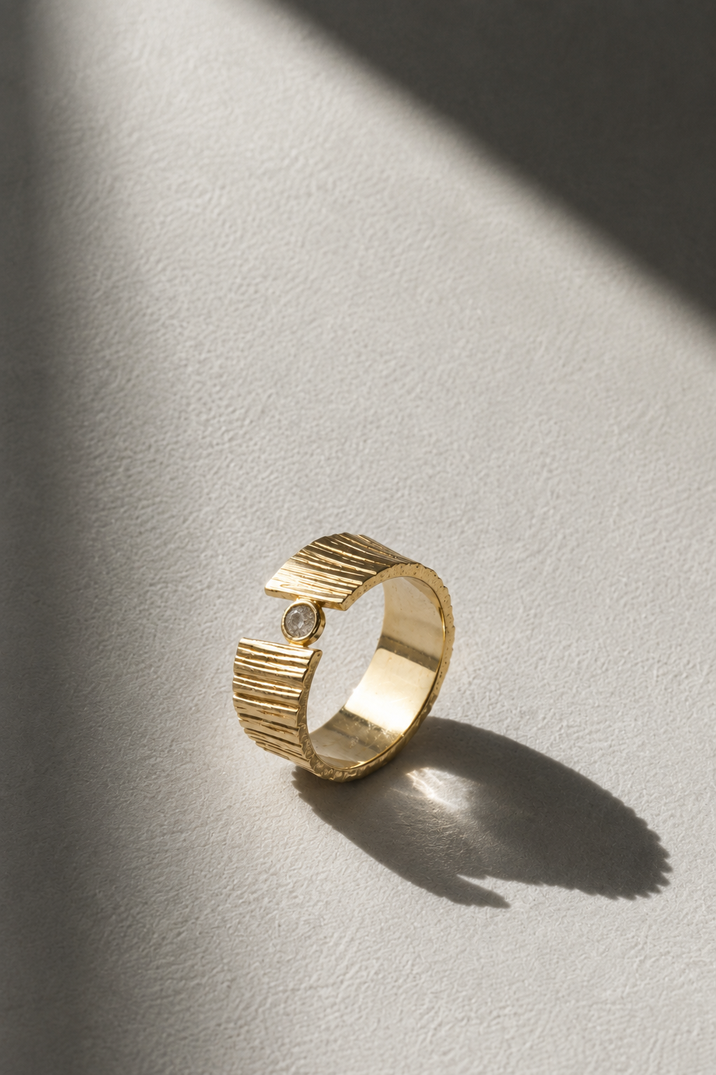 Studio-IRIS-tremor-crevasse-14kt-gold-diamond.png