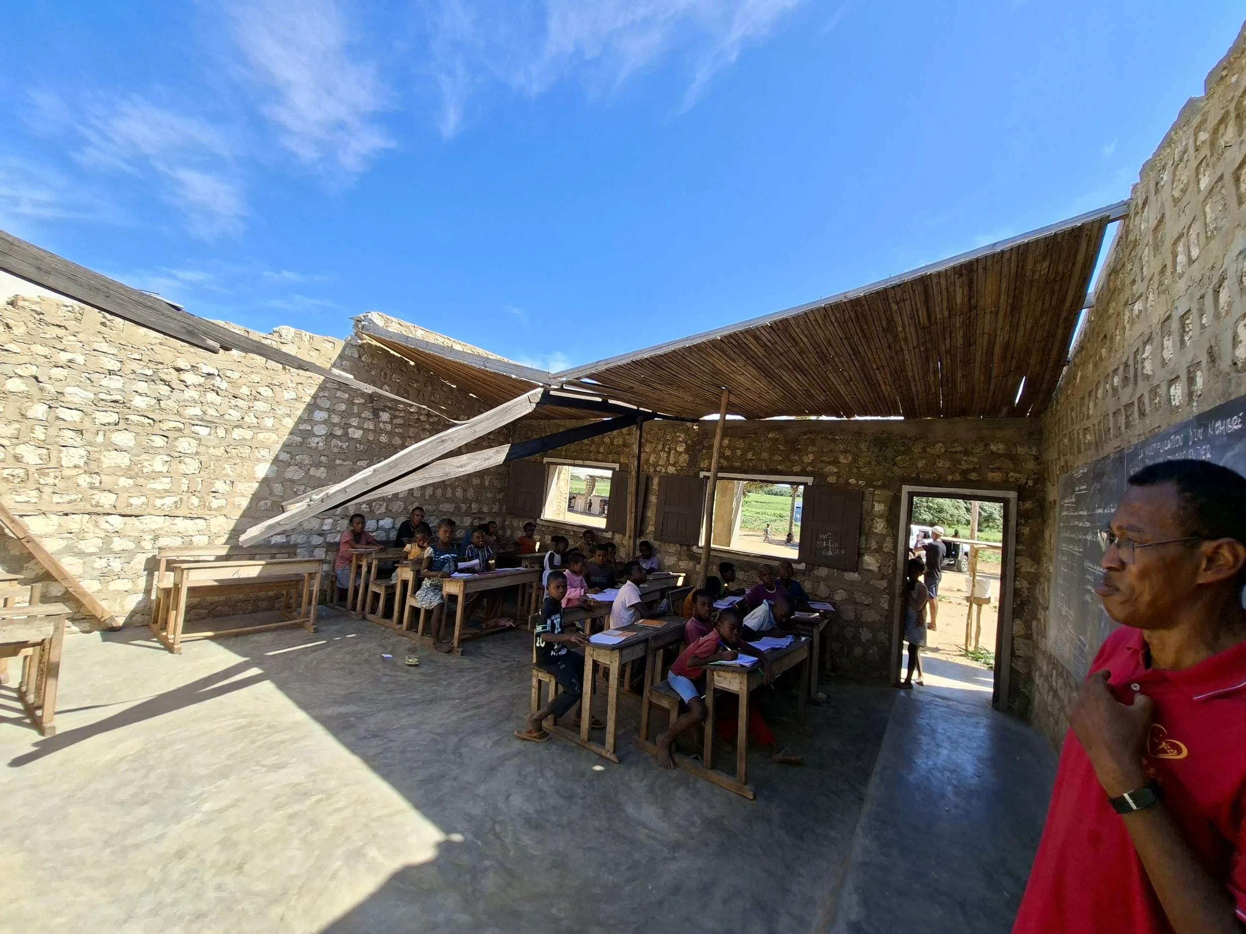 Sous un toit ouvert, l’école continue