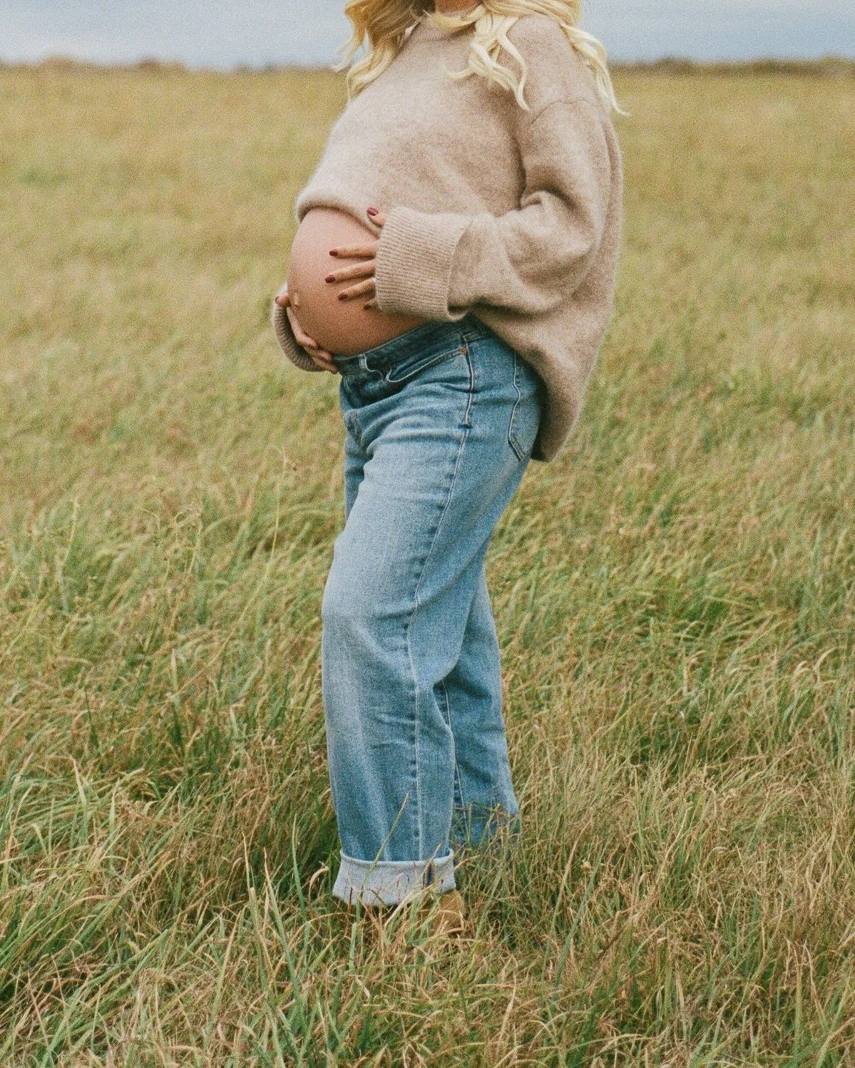 the welsh family 

~ so kindly invited me into their home to capture their last moments before baby brother arrives. this family is truly the sweetest 💫 

~ super 8 coming soon 

scan and develop ~ @c41filmlabs 

#maternity #maternityphotography #fa
