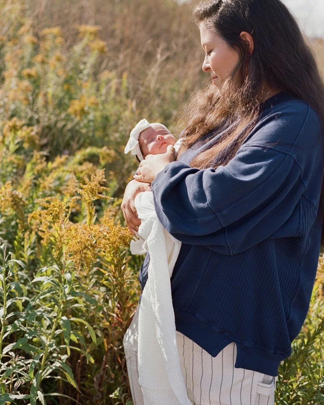 a fall afternoon with this sweet little family 

~ i truly love the way toddlers really slow me down during family sessions. it&rsquo;s basically a big play date. 

scan and dev @c41filmlabs 

#familyphoto #newborn #film #35mm #onfilm #portra400