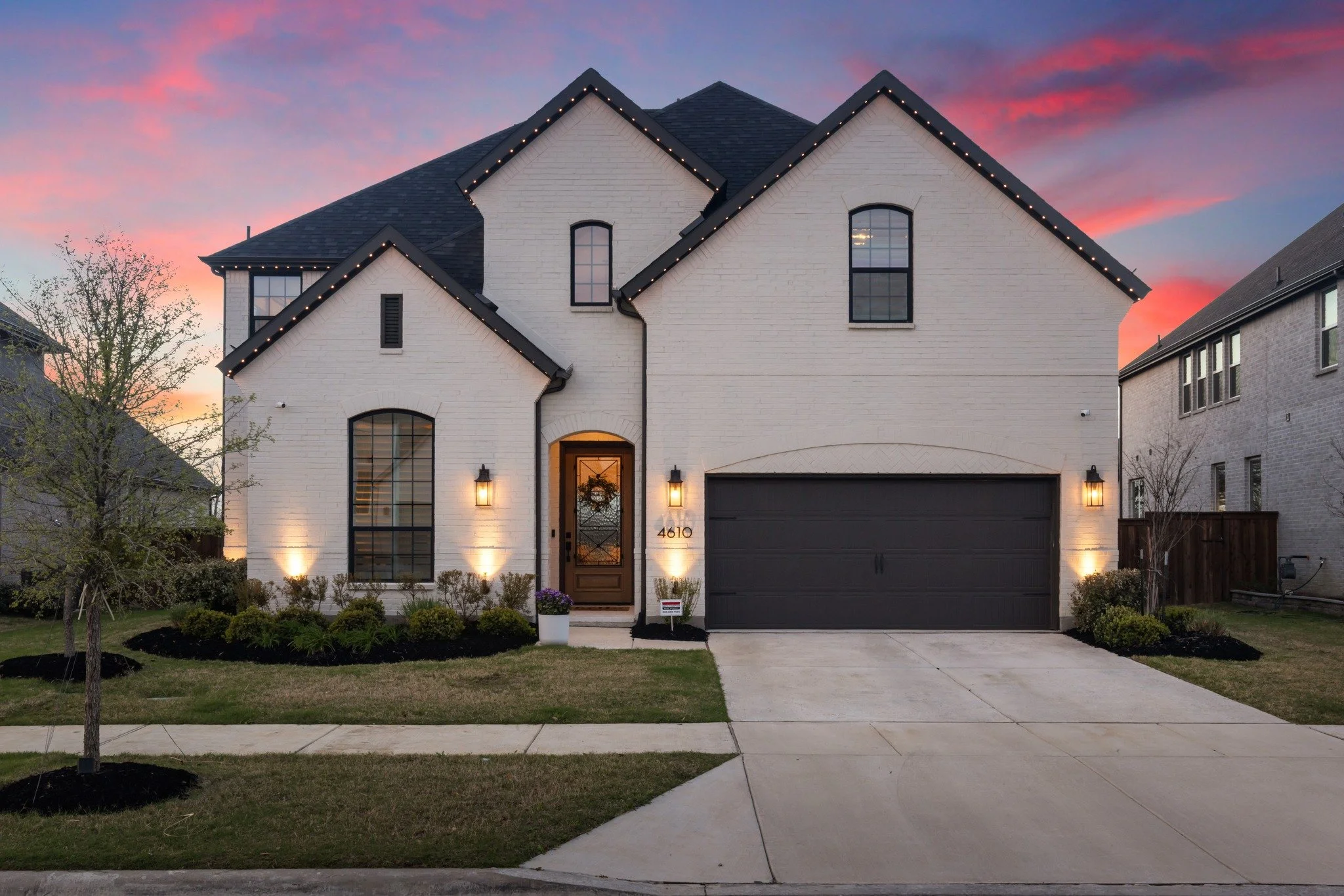 Waited on that sunset and it delivered. The drama was all sky!

Call @stacycatedfwrealtor to find out more about this stunner!

#dfwrealestate #realestatephotography #listingphotography #dfwrealtor #goldenhourshooting #dfwhomes