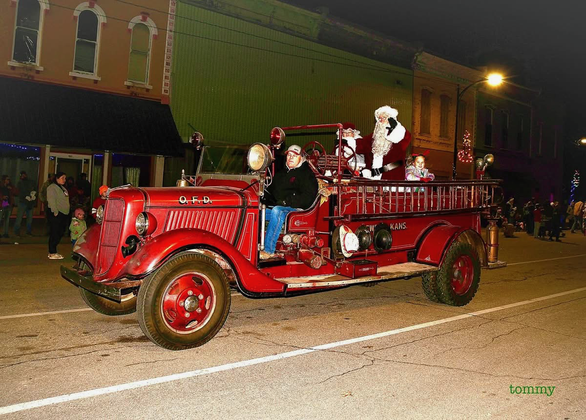 MR AND MISS JINGLE BELL 2025 OSWEGO KANSAS CHRISTMAS PARADE LOLLIPOP LANE WITH SANTA MRS CLAUS AND ANTIQUE FIRE TRUCK DRIVEN BY JON ECK
