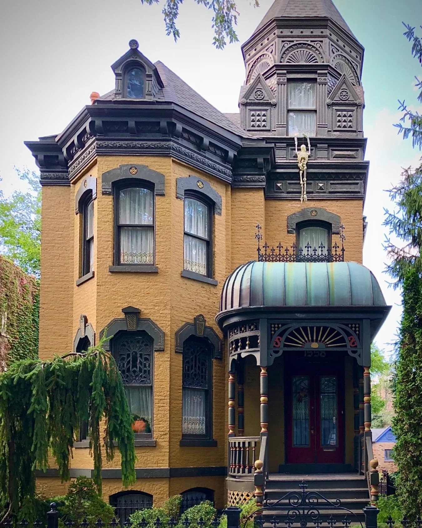 A Victorian Treasure in Wicker Park, Chicago
This beautiful residence is an excellent example of Queen Anne&ndash;style Victorian architecture, which flourished in Chicago during the late 19th century.
Wicker Park became one of Chicago&rsquo;s most f