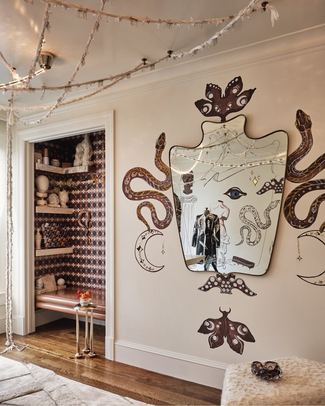 Atelier of Dreams and L&rsquo;eau Muse by @sabahmansoor

Mansoor&rsquo;s Atelier of dreams is your personal atelier where haute couture dreams take flight. Some of the details include the custom mural by @caroline_lizarraga, lighting by @visualcomfor