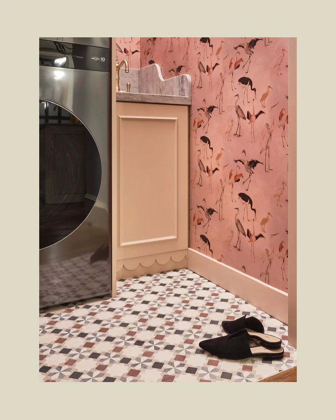 There&rsquo;s no such thing as &lsquo;just&rsquo; a laundry room.

Our sponsor, @allnaturalstone, is honored to collaborate with visionary designers like @assel.interior. Featured in her Feather and Fold laundry room are an Arctic Blue Quartzite coun