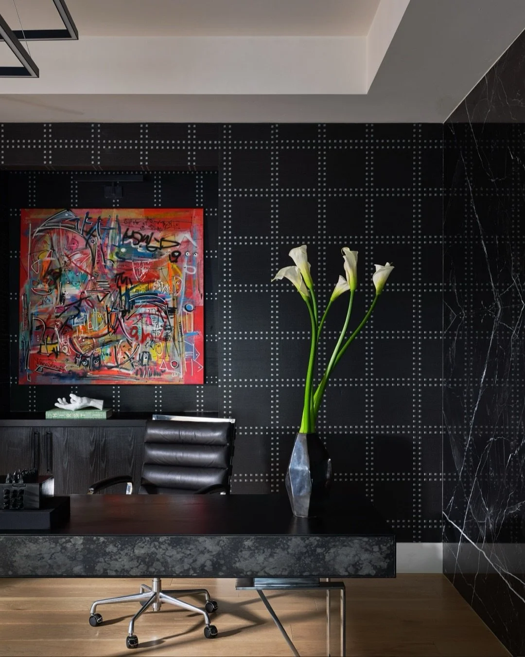 We are thrilled to welcome Jeffrey Neve of @jeffreyneveinteriordesign back to Showcase as he transforms a bedroom and jack and jill bathroom.

As a California native with a global perspective, Jeffrey brings a layered, thoughtful approach to every pr