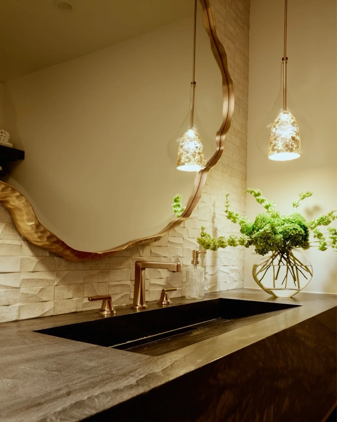 We are thrilled to welcome Rachel Scheff of @rachel_scheff_design_studio for her Showcase debut as she transforms the cloak room/powder room.

Rachel Scheff is a high-demand, multi-hyphenate design visionary with a colorful story. Known for her work 