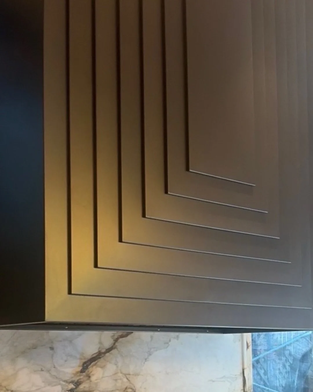 Statement piece alert at this year&rsquo;s San Francisco Decorator Showcase.

Designer @tineketriggs hand-drew a custom hood design&mdash;brought to life by @bluestarcooking&mdash;and it&rsquo;s the definition of sculptural drama.

Finished in a new 