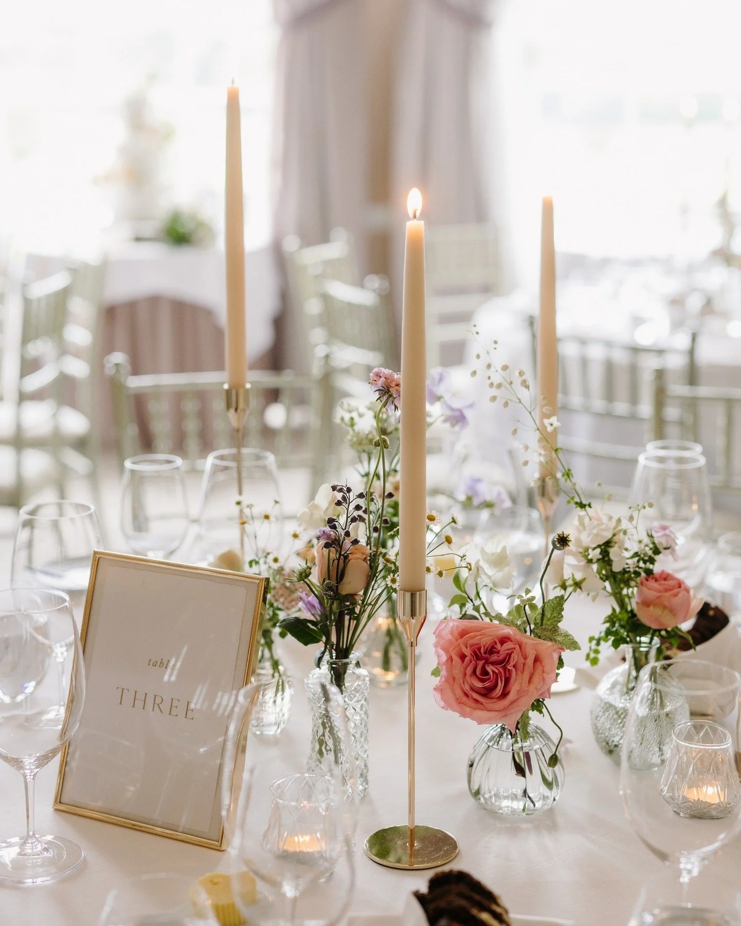 Tablescapes to compliment your wedding style 😍

One of our FAVOURITE wedding or event flower areas to style are the dining tables because here you can really have some fun creating a beautiful vibe for your guests' experience.

We have a treasure tr