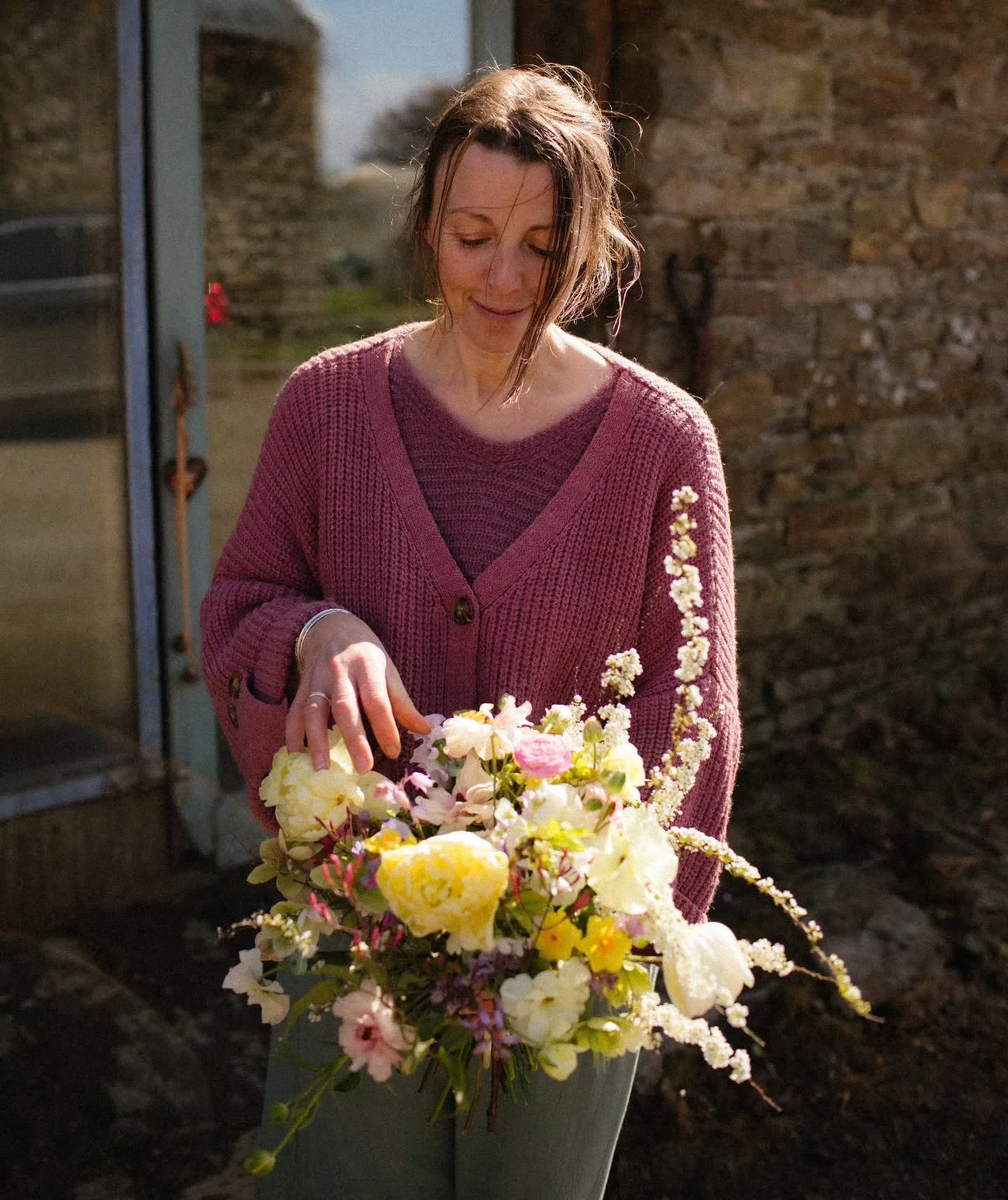 A big hello from me, Flicky Howe from Howe Hill Flowers!

A bit windswept in this recent photo by @katebeanphoto but really, this is how you will often find me, so let's keep it real!

I am madly in love with flowers and nature, my favourite flowers 