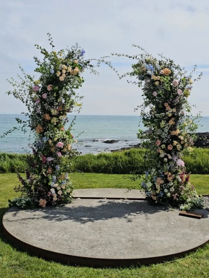 The fairytale arch on the clifftop plinth @dunmorehousehotel this weekend. Brimming with beautiful, scented flowers and foliage both Irish grown and imported.

Thanks @doonmoon_flowers for the gorgeous ranunculus and scented stocks! We also had Irish