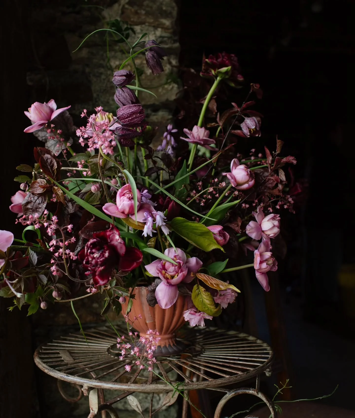 Kate took these beautiful moody photos of a seasonal arrangement in the studio in April.

Everything from our gardens, plus some fritillary from @betweenthebriars 

Tulips, cherry blossom, heuchera, Bluebells, clematis, fritillary.

📷 @katebeanphoto