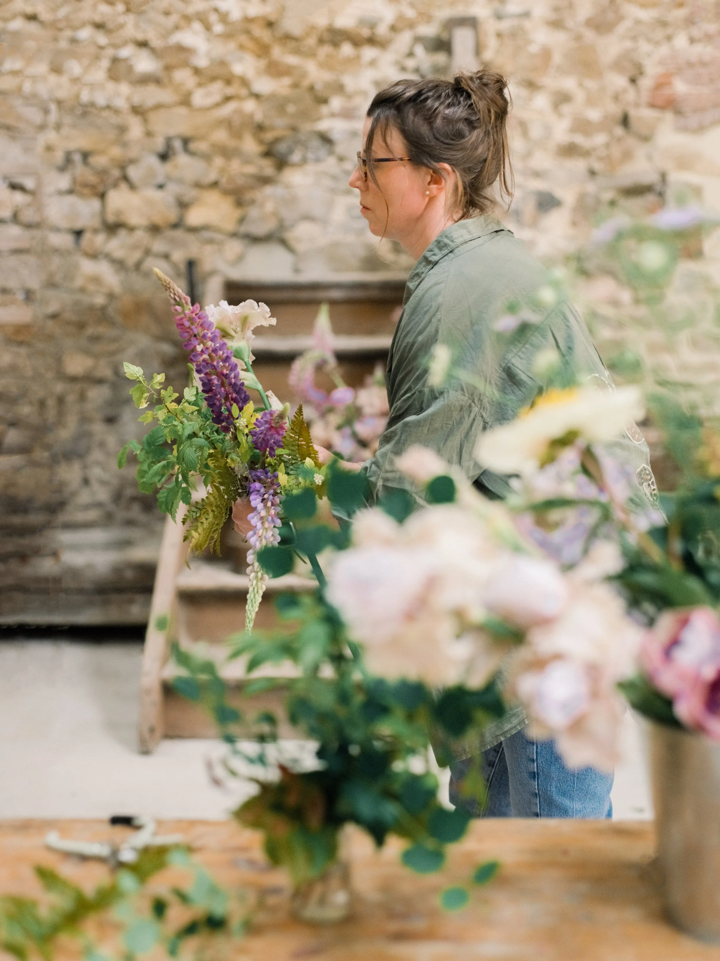 Flicky curating a bouquet at Fleuropean, Belgium. Image by Anna Doshina Photography
