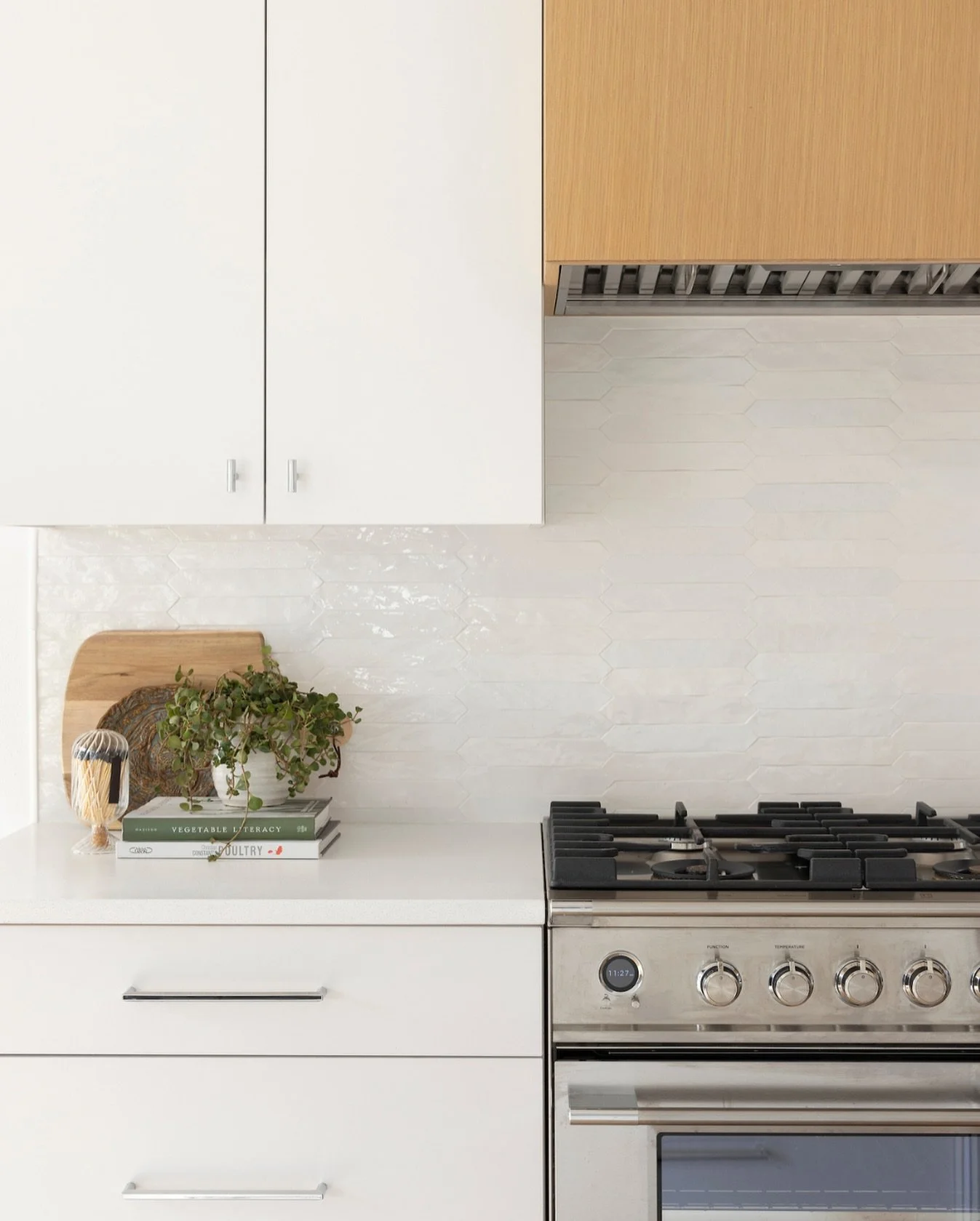 Are you in a slower market right now? It can feel frustrating when things quiet down, but this season can still move your business forward if you use it well.

Try this:
✨ Check in with past clients and send a quick thank-you or holiday note.
✨ Refre