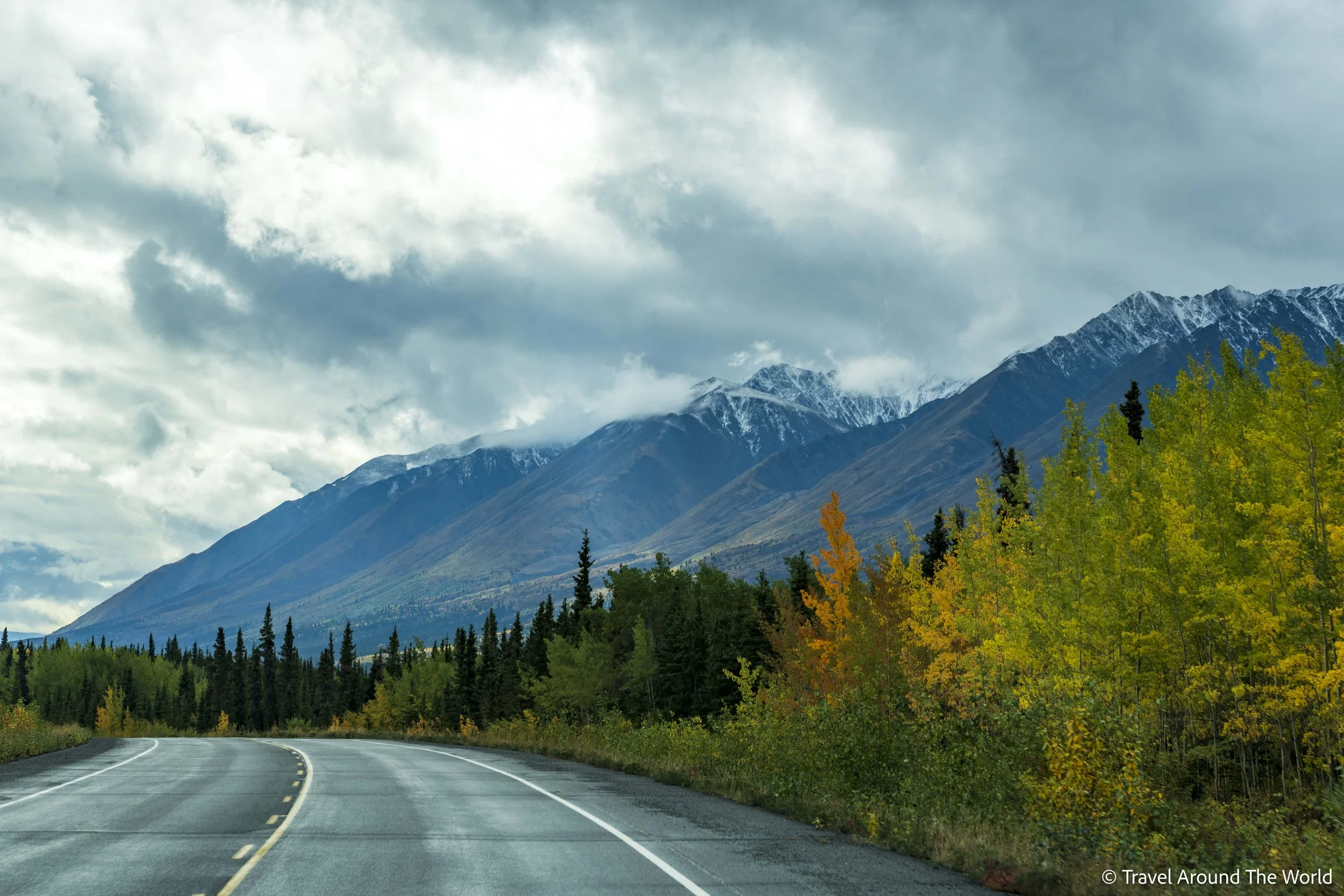 Sicht von der Strasse in die Berge