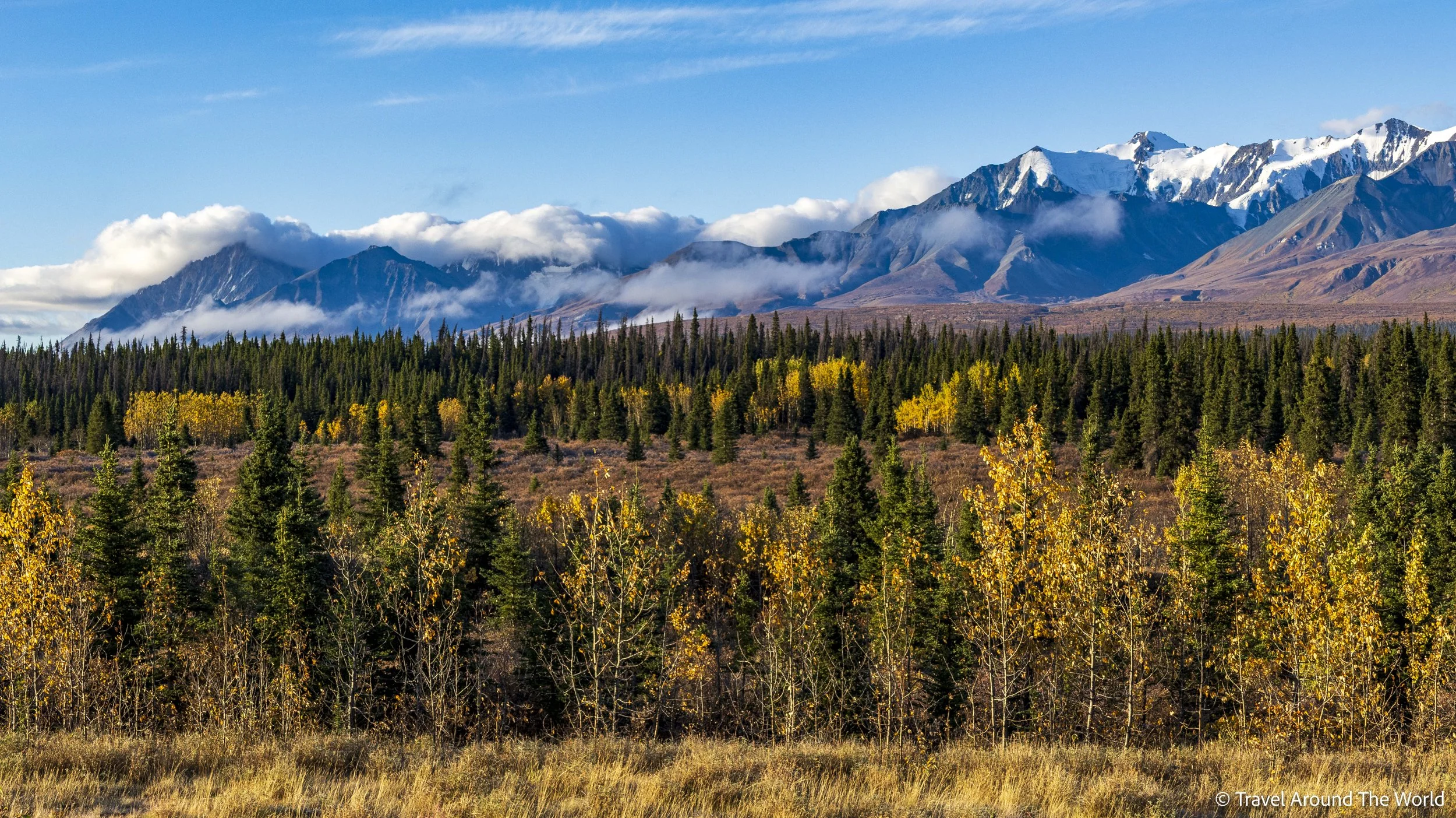 Sicht von der Strasse in die Berge