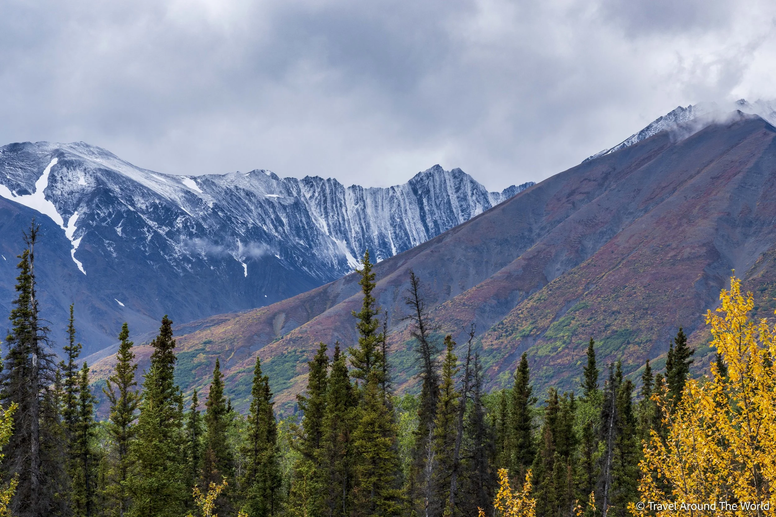 Sicht von der Strasse in die Berge