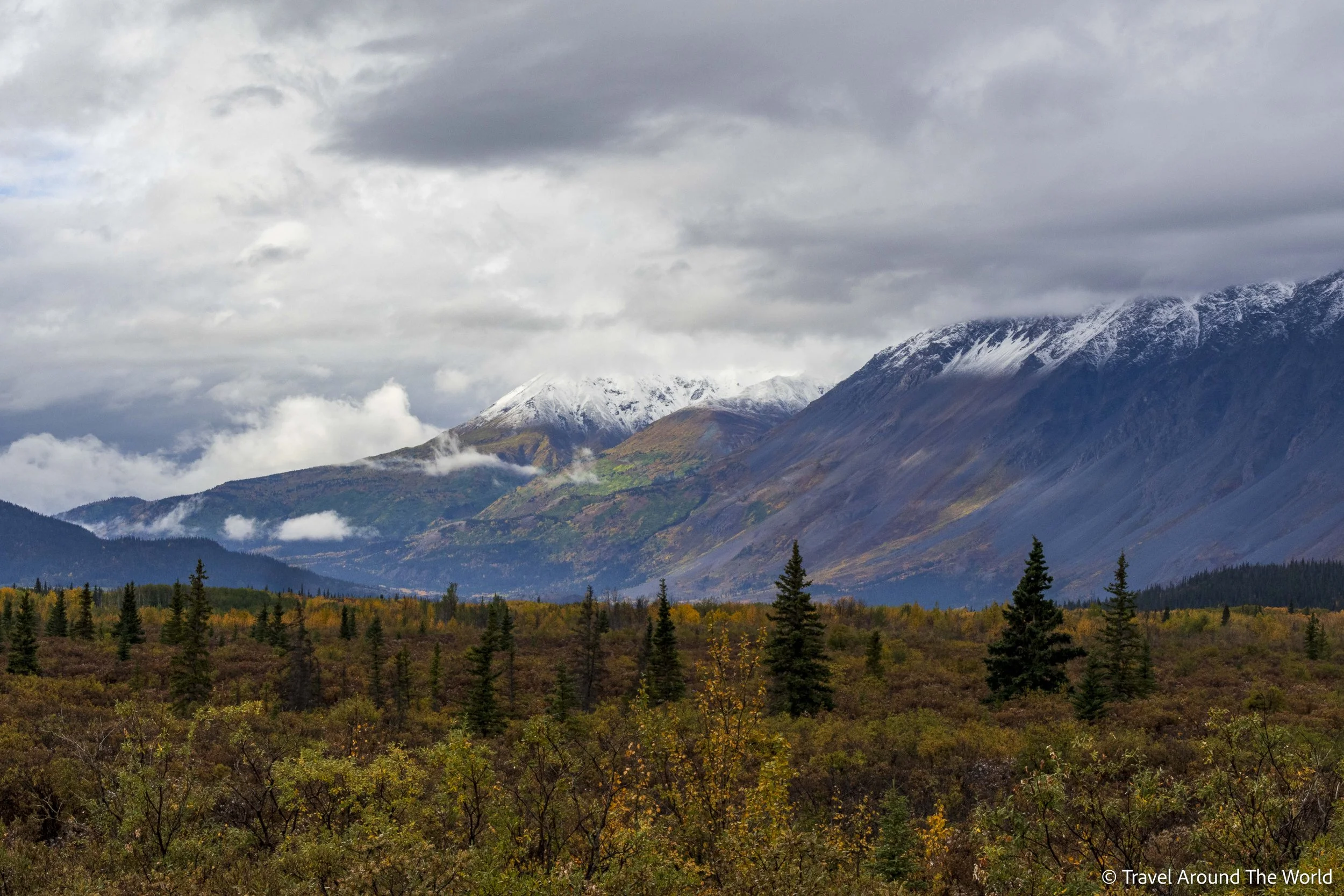 Sicht von der Strasse in die Berge