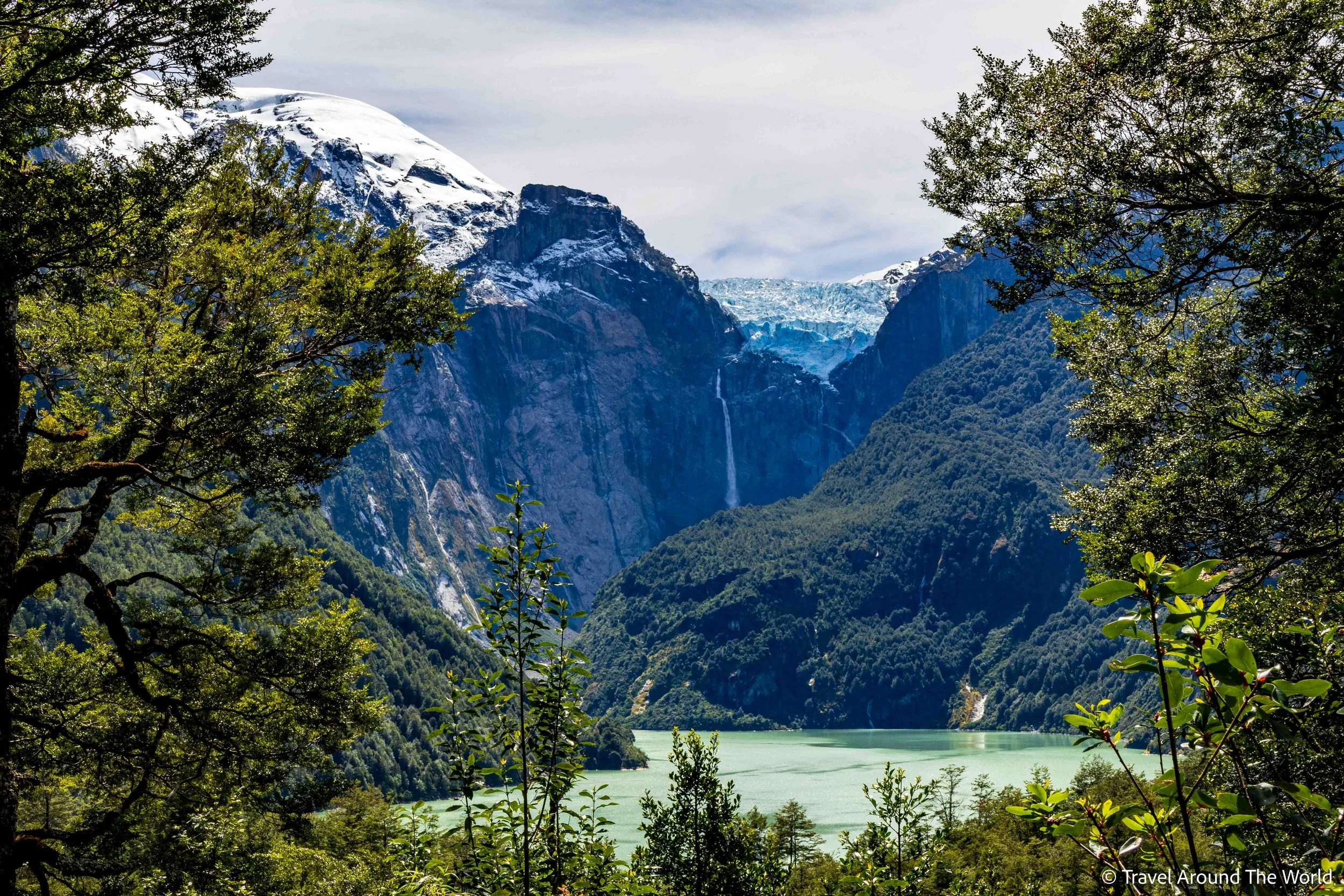 Hängegletscher Ventisquero Colgante mit der Laguna Témpanos im Vordergrund