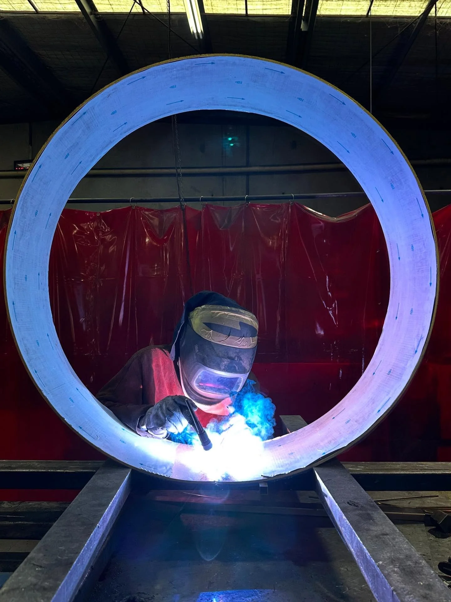 From a flat to round we turned this 6mm BRASS into a perfect garden feature for a Toorak residence. It might not look like much but if you know you know 😎 #zelangasteel #brass #brasswelding #rolling #metalfabricaton #shopfitting #metalwork
