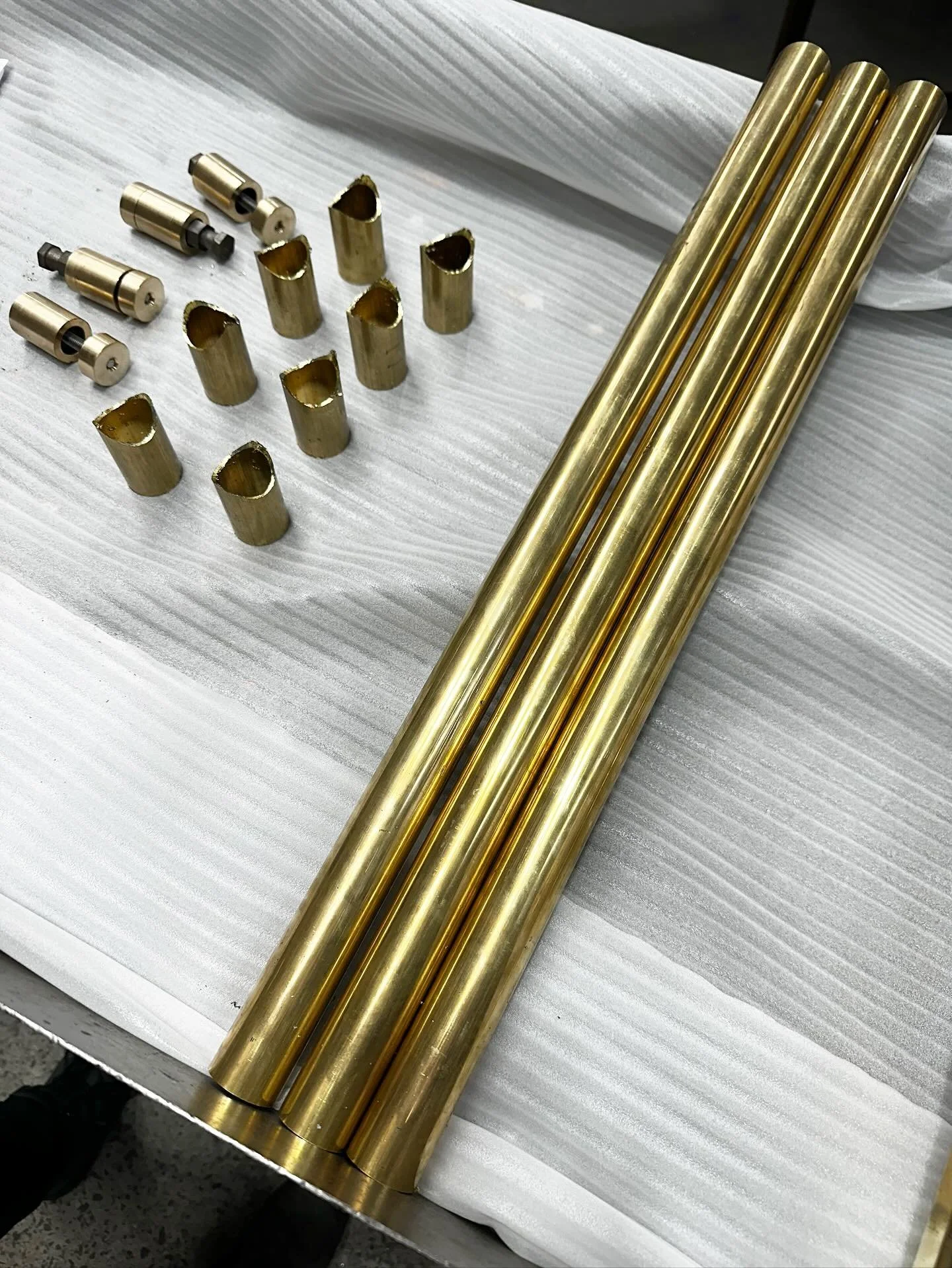 IN PROGRESS. Check out the before and after on some pre polishing for a pair of BRASS door handles as part of our project for COACH 💼 next stop, welding bench!#zelangasteel #madeinmelbourne🇦🇺 #brass #brasspolishing #brassweld #shopfitting #metalwo