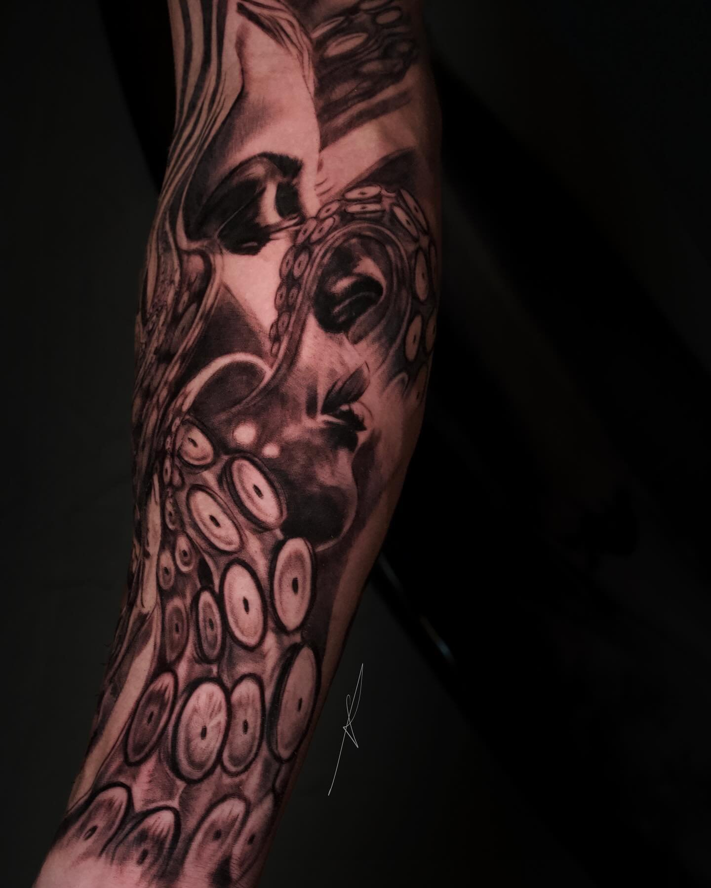 Another piece on the homie @scottysampl3 . Still needs one more session to push depth and add white . Thanks for the trust brotha . 🐙

For appointments or questions on tattoo appointments please visit : 

AMCREATIVEINC.COM 

.
.
.
.
.
.

#art #octop