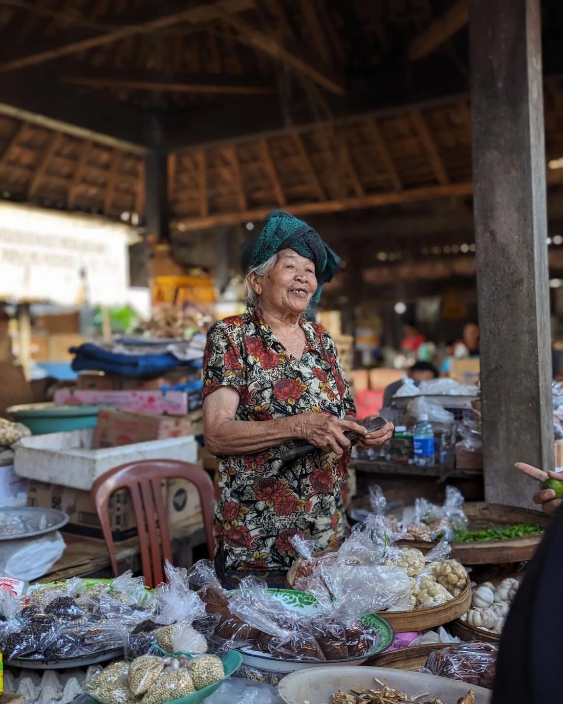 This beautiful lady is selling some authentic Balinese dishes at Ubud Market. Have you had the pleasure of tasting any? 

📸 @jemily_travels
Tag #ubudhood to be featured
🌴 Check out more of our official recs on our website (link in bio).