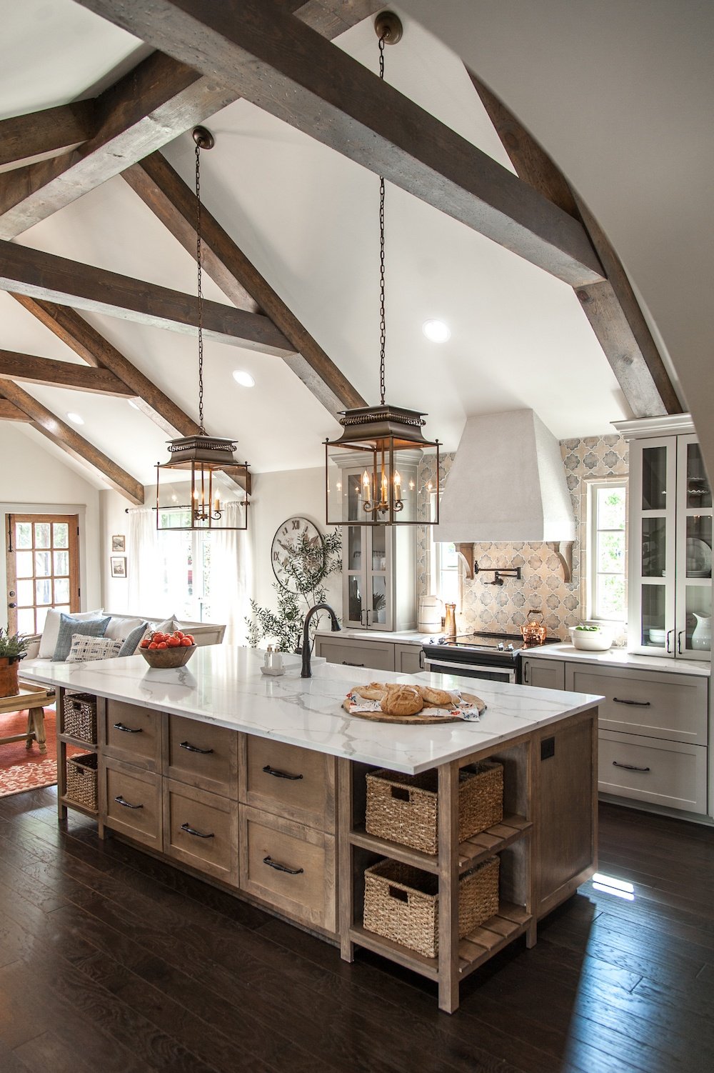 seven-farmhouse-kitchen-designs2.jpg
