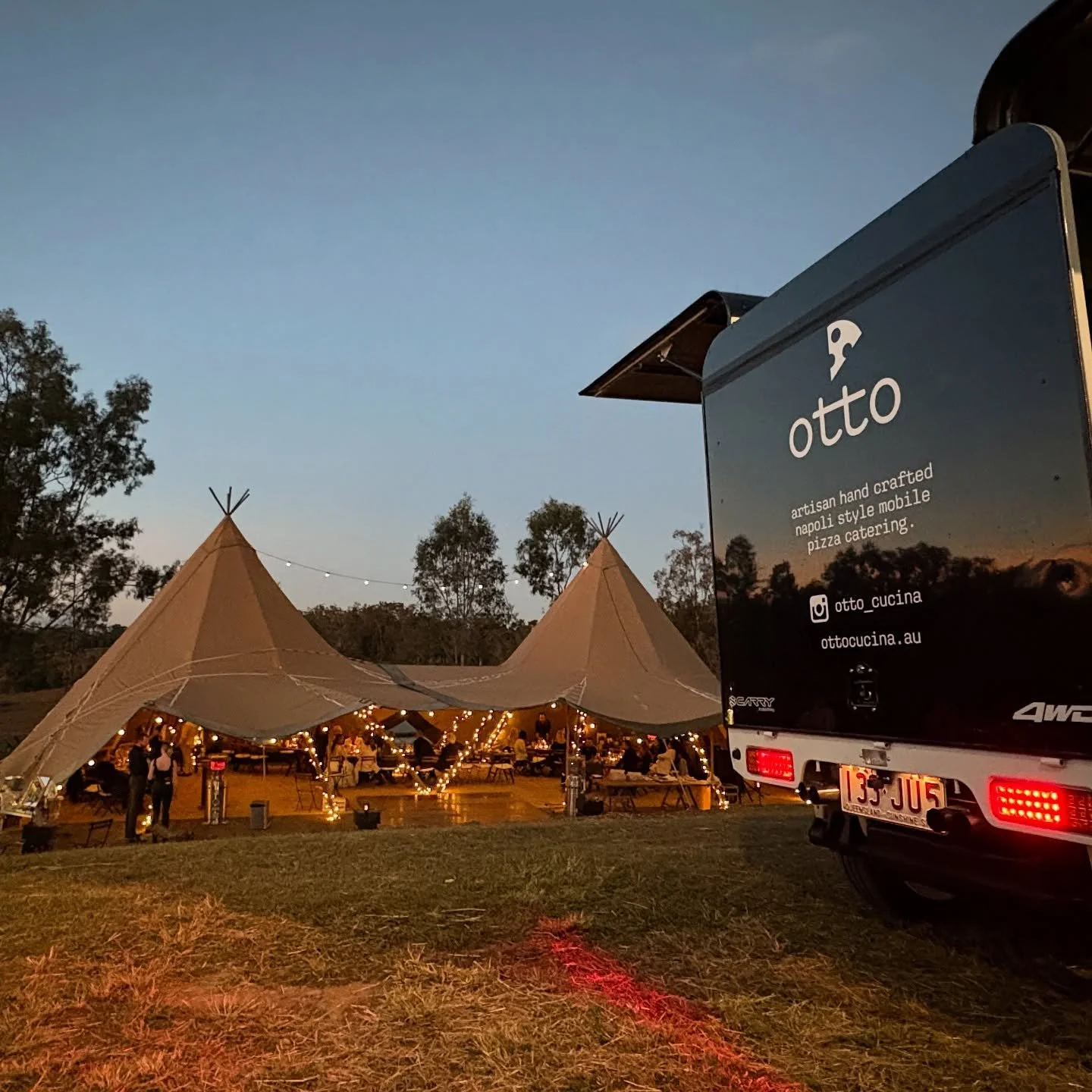 Pizza, tipis, and &lsquo;I dos&rsquo; - what more do you need? @goldcoast_tipis 
.
.
📩 DM us to book Otto Cucina for your next celebration.
.
.
.
#ottocucina #pizza #pizzaiolo #pizzatime 
#gozney #poweredbygozney
#cucinare #fattoamano #handmade #piz