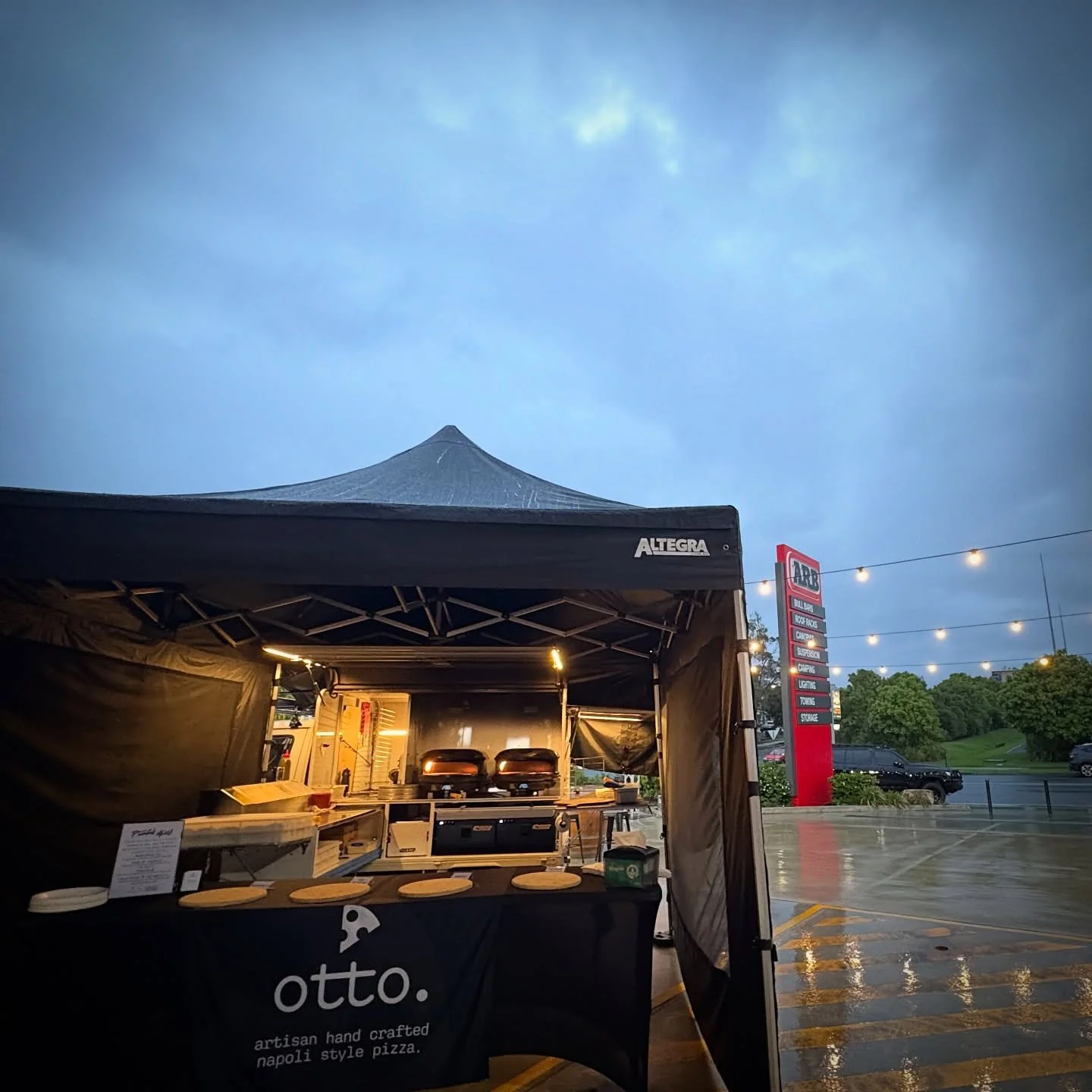 Under stormy skies, serving comfort by the slice for @arbcapalaba
.
.
#ottocucina #pizza #pizzaiolo #pizzatime 
#gozney #roccbox #gozneyroccbox #poweredbygozney
#cucinare #fattoamano #handmade #pizzanapoletana #napolistyle #neapolitanpizza #cornicion