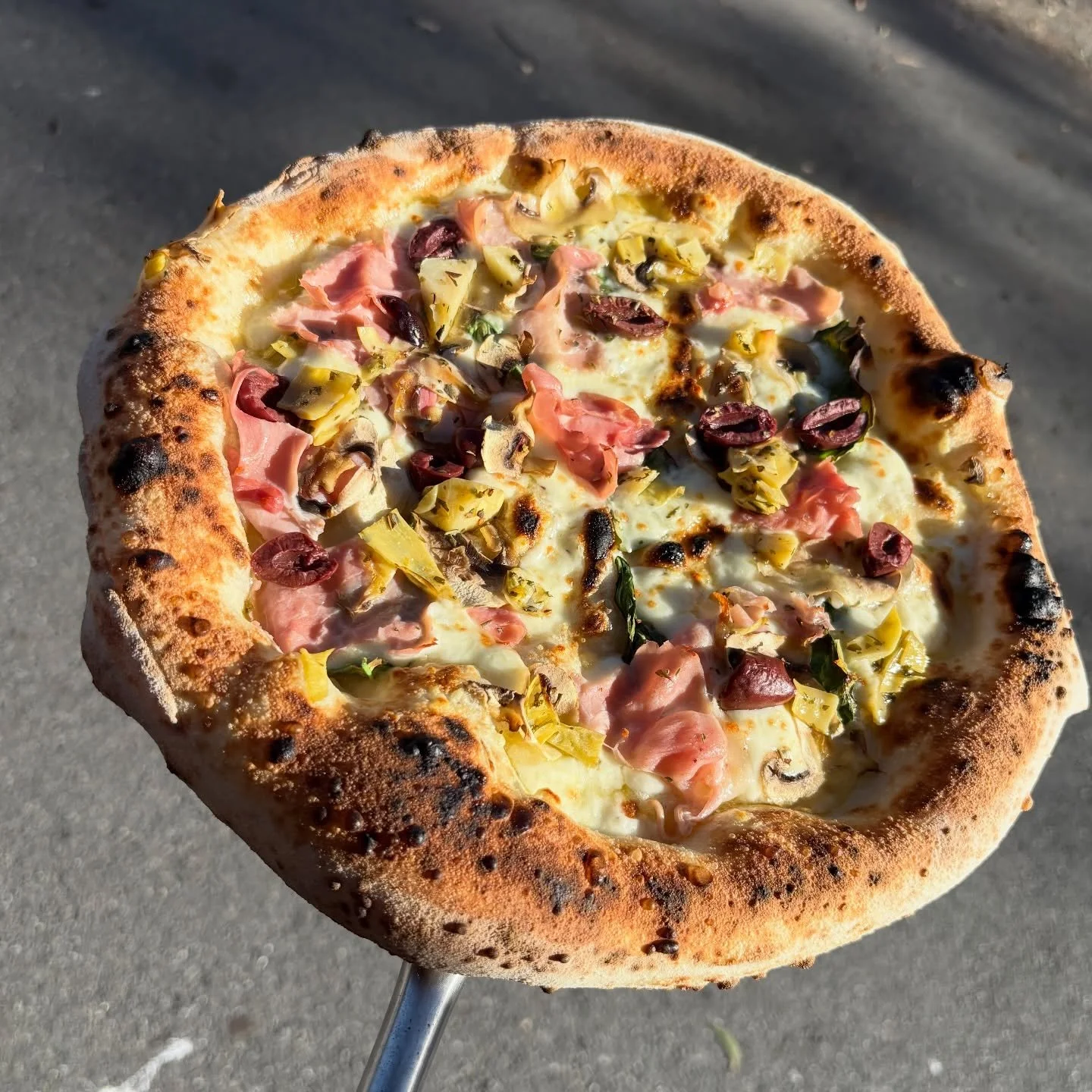 Capricciosa Bianca. Switching it up with a white base - fior di latte, grana padano, fresh basil, prosciutto cotto, mushrooms, olives, marinated artichoke and EVOO 🤌
.
Get in touch for event bookings via hello@ottocucina.au
.
@molino_pasini @eurofoo