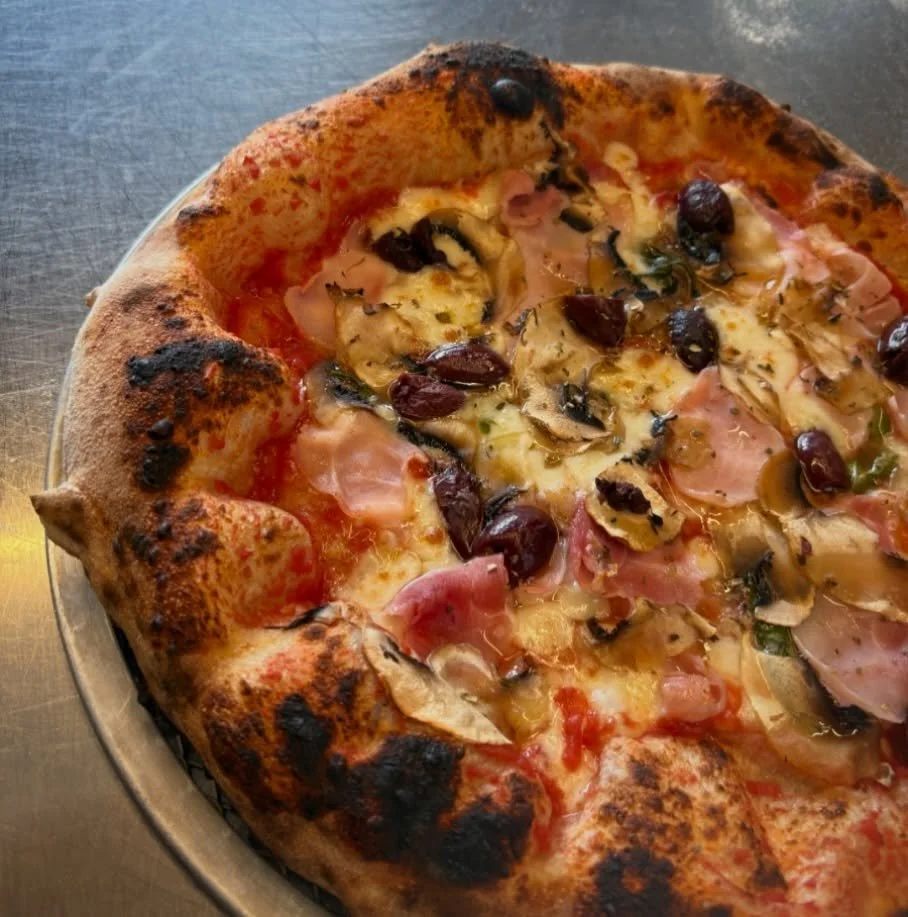 Capricciosa - Italian tomato, fior di latte, grana padano, fresh basil, prosciutto cotto, mushrooms, olives and a solid drizzle of Italian EVOO 🤌
.
Our dough is carefully hand crafted using the finest Italian ingredients, for that authentic flavour 
