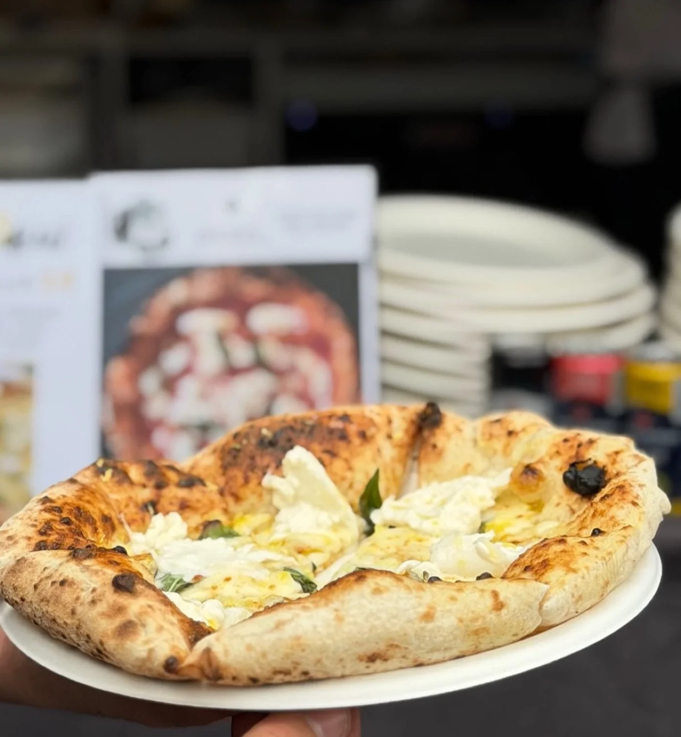 La Bianca - fior di latte, grana padano, fresh basil, Italian EVOO, finished with grated lemon zest, Italian EVOO and rich, creamy Stracciatella cheese 🤌
.
Our dough is carefully hand crafted using the finest Italian ingredients, for that authentic 