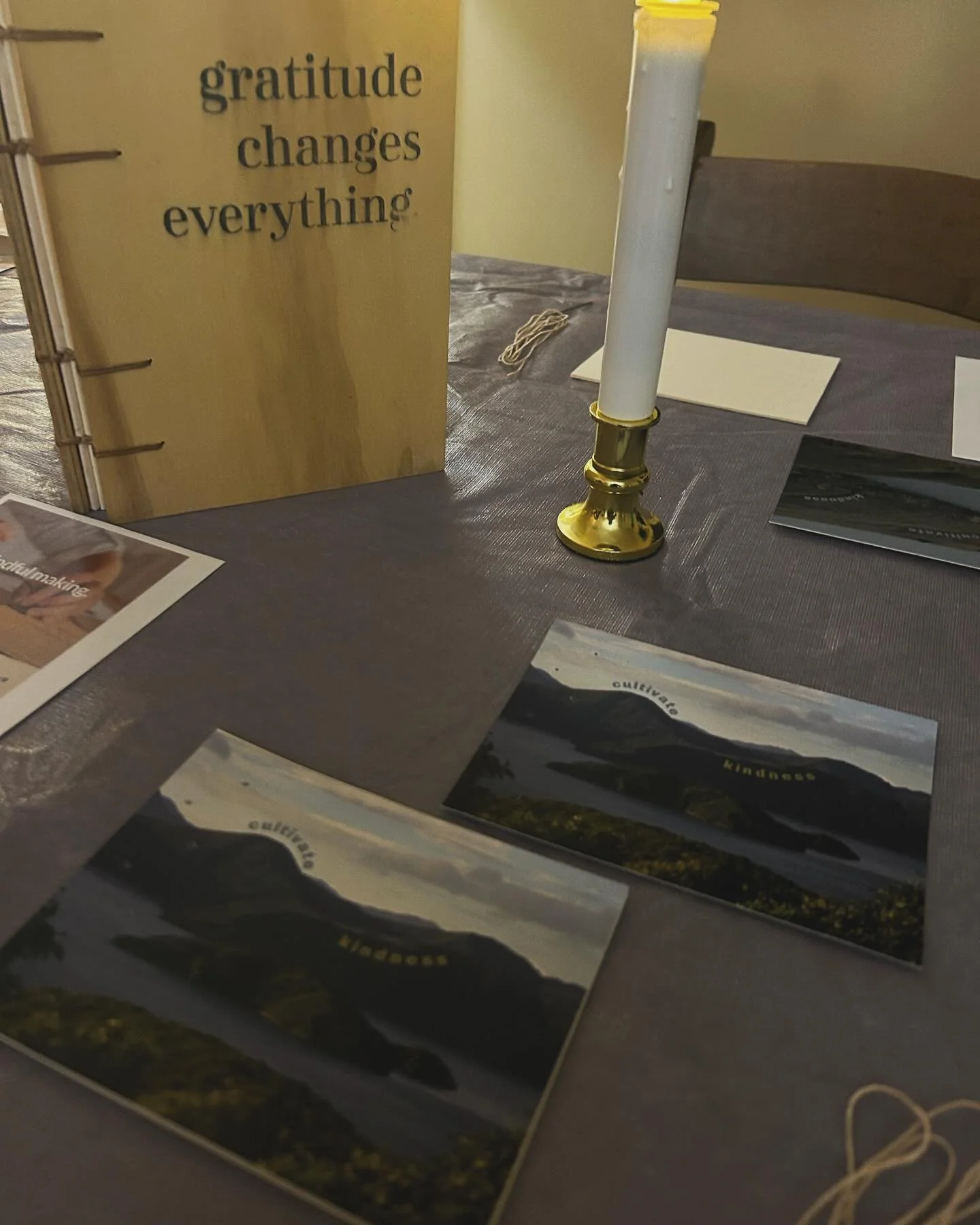 This evening our studio was filled with some pretty incredible people 🤍 thank you @sarahreimerdesigns for hosting such a creative &amp; supportive workshop in our space!! We LOVE hosting you 🥰